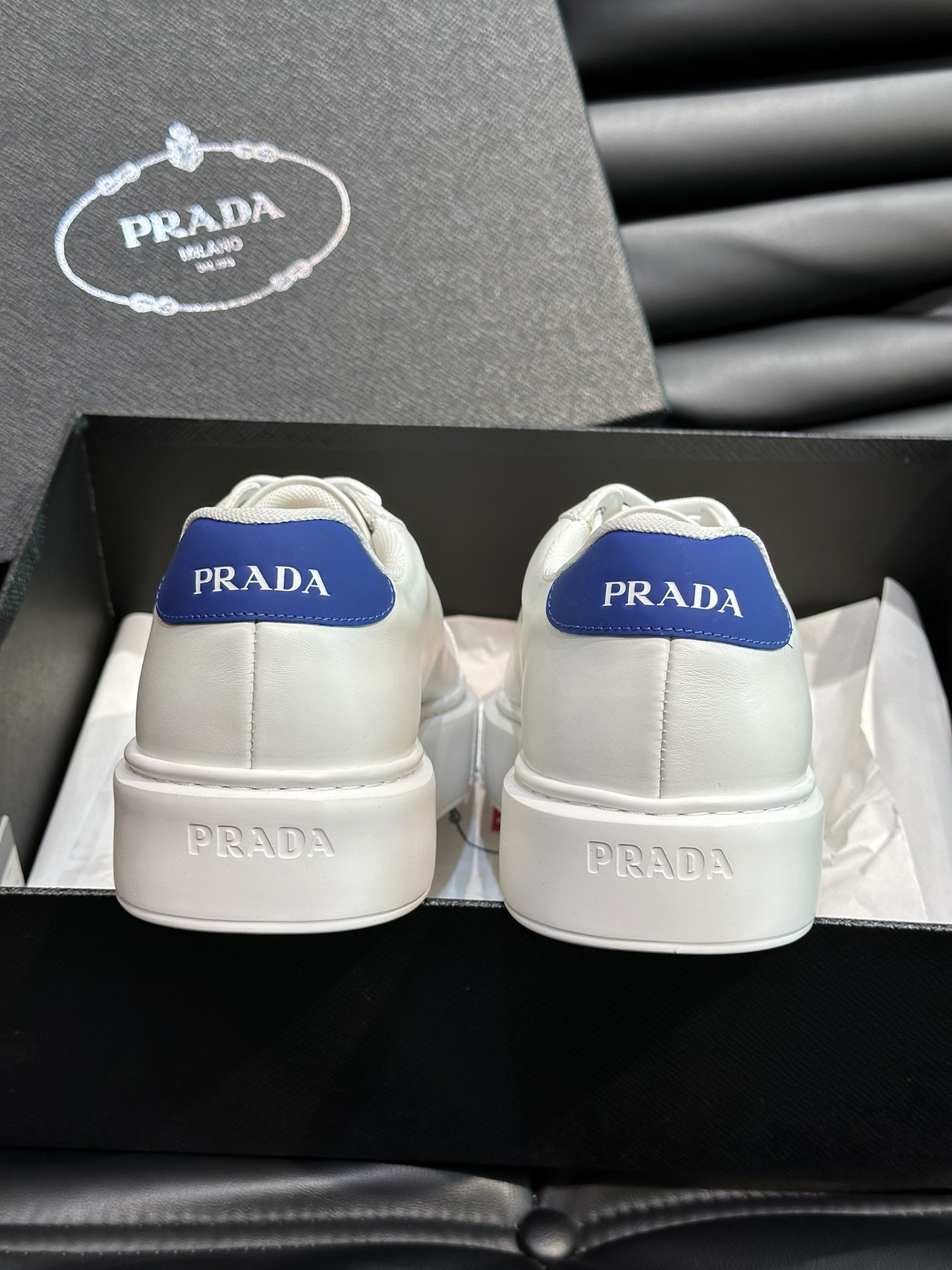 PRAD*新款皮革运动休闲鞋简约百搭小白鞋自90年代起惯用于传统精美鞋履的亮面皮革经Prada系列重释打