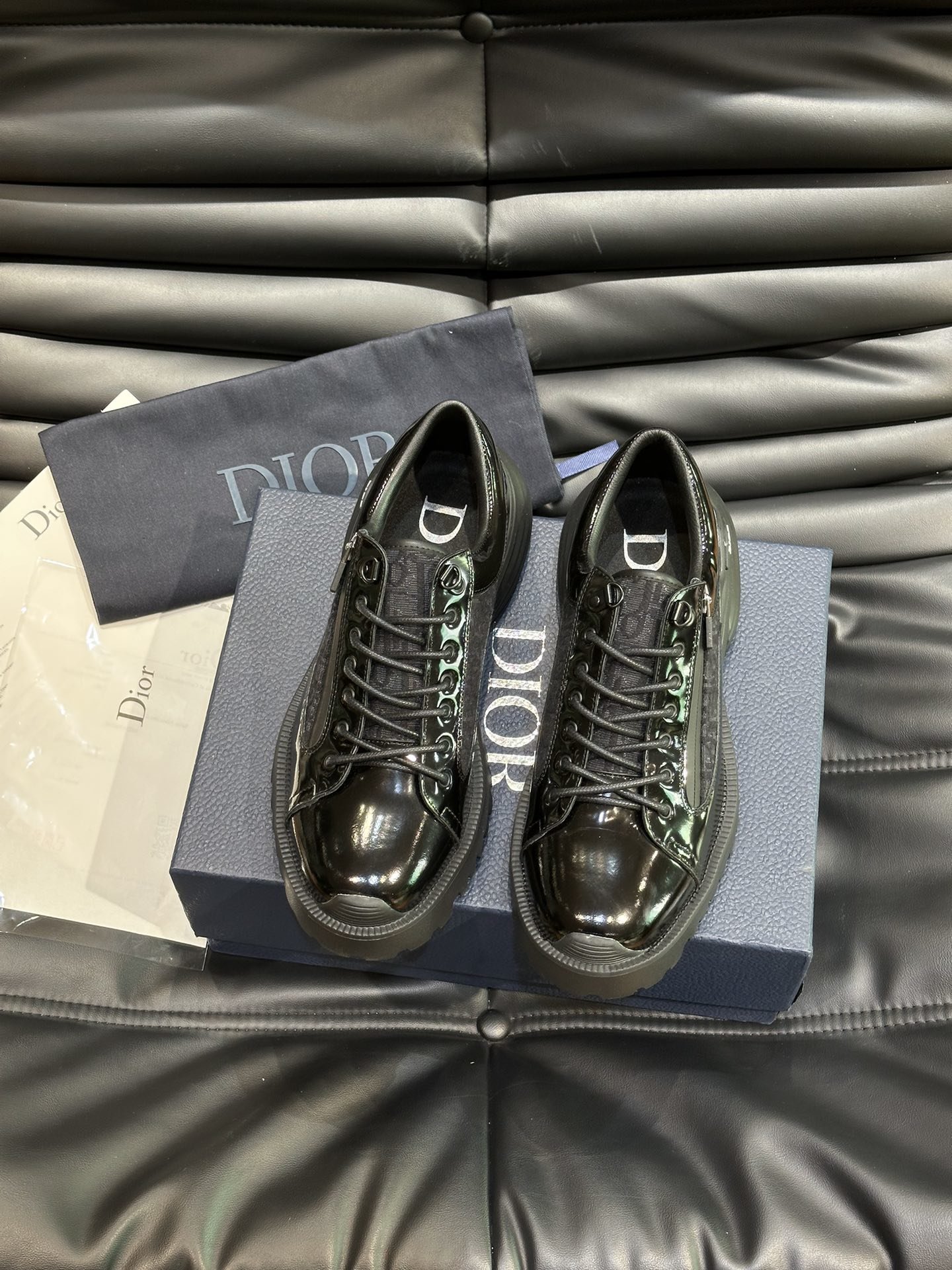 ️️DiorCombat德比鞋是二零二四春季男装系列新品呈现时尚设计与运动元素相结合的混搭风格采用黑色抛