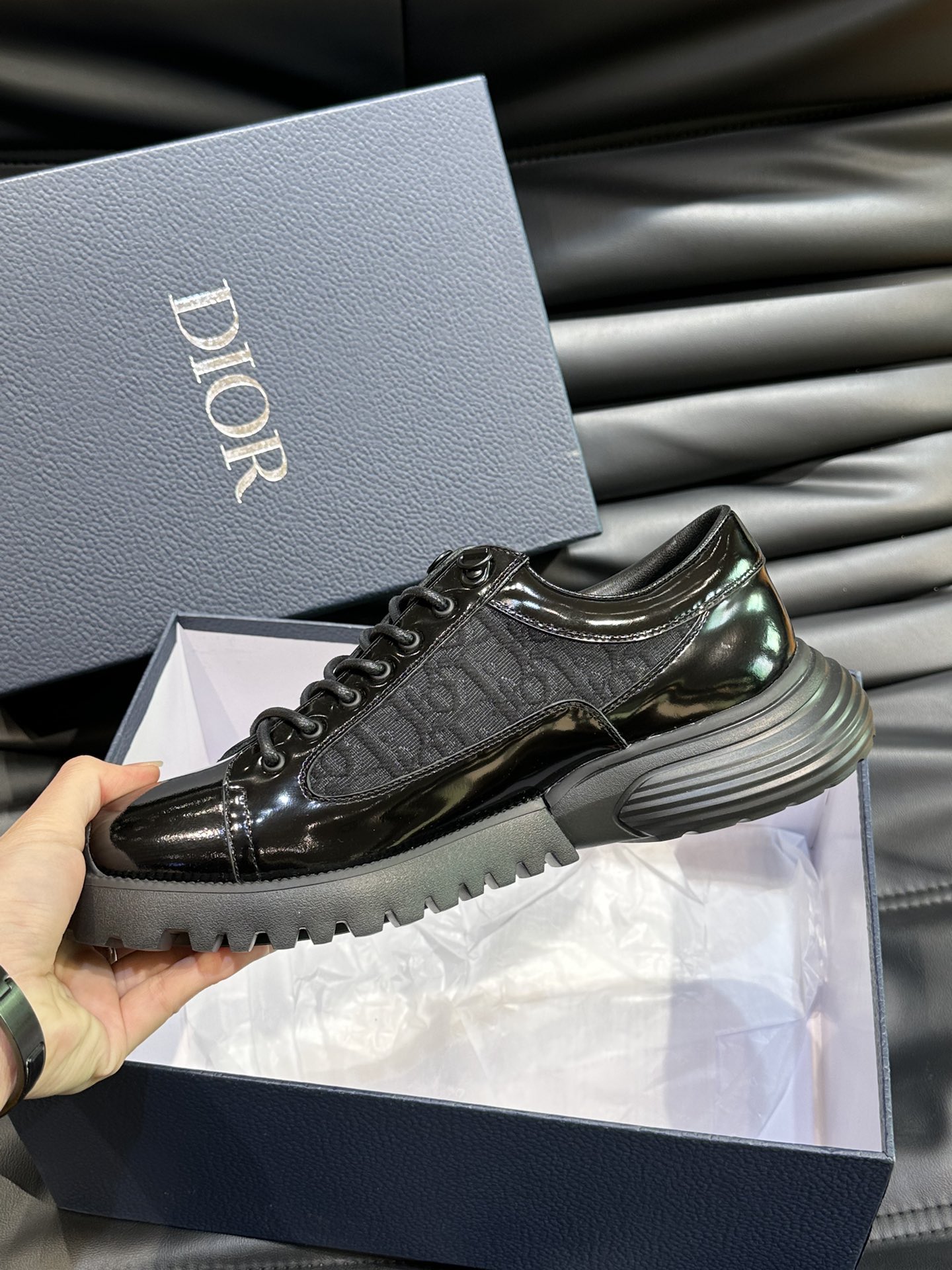 ️️DiorCombat德比鞋是二零二四春季男装系列新品呈现时尚设计与运动元素相结合的混搭风格采用黑色抛