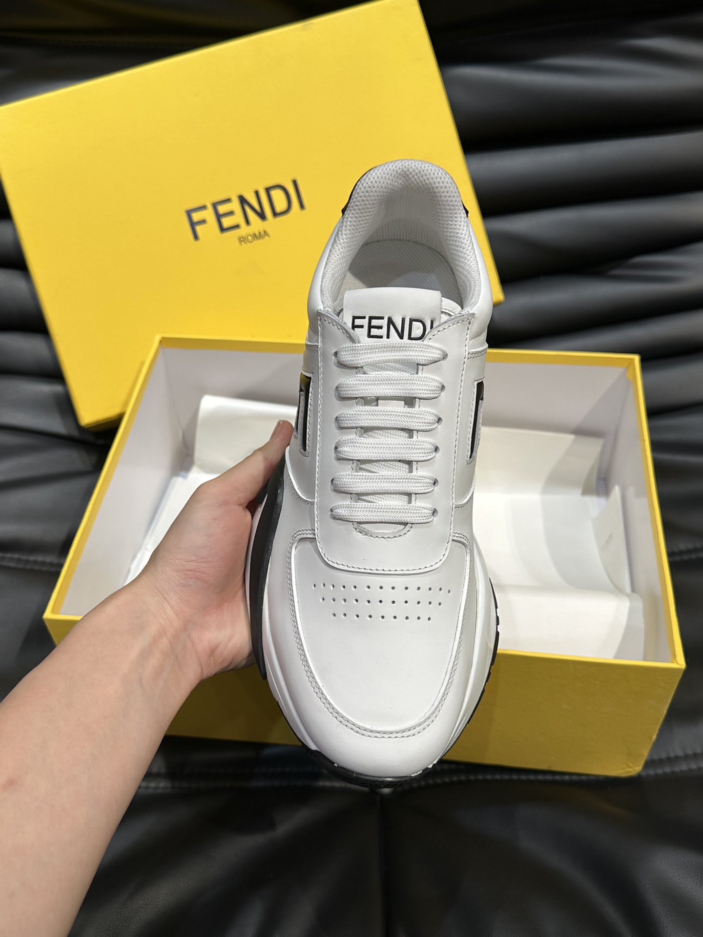 FENDI/芬迪男士新款系带运动鞋出货采用近几年比较流行的版型设计外观时尚大气由高科技布料拼接绒面皮革打