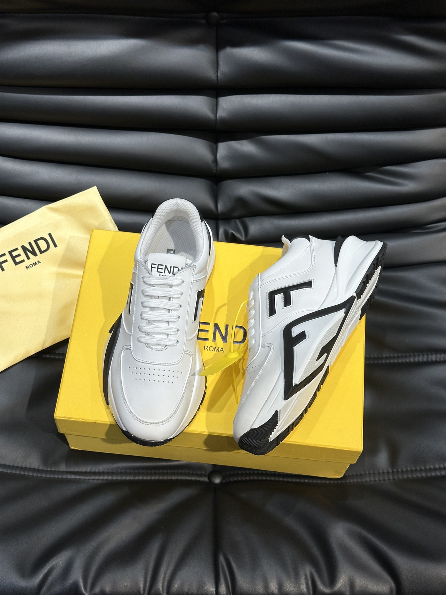 FENDI/芬迪男士新款系带运动鞋出货采用近几年比较流行的版型设计外观时尚大气由高科技布料拼接绒面皮革打