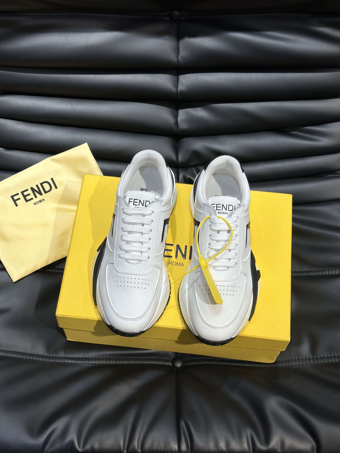 FENDI/芬迪男士新款系带运动鞋出货采用近几年比较流行的版型设计外观时尚大气由高科技布料拼接绒面皮革打