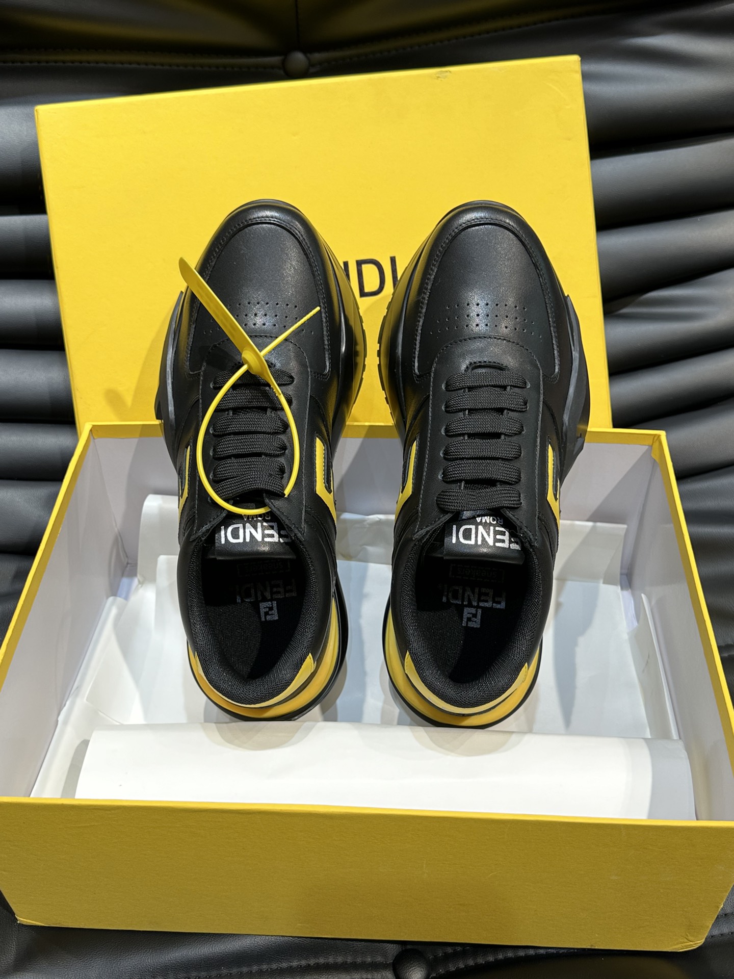 FENDI/芬迪男士新款系带运动鞋出货采用近几年比较流行的版型设计外观时尚大气由高科技布料拼接绒面皮革打