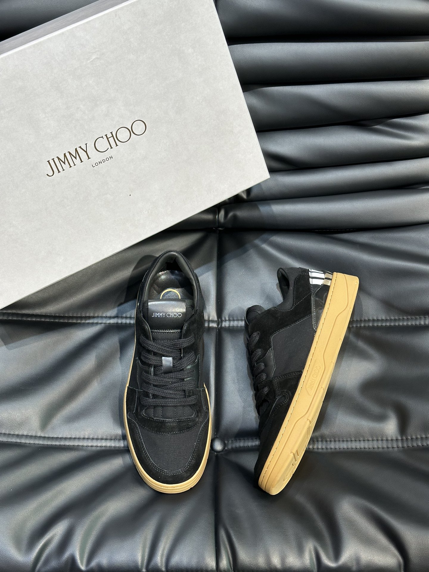 JIMMYCHOO新款高端男士DIAMONDLIGHT系列时尚运动鞋重新演绎品牌复古风经典鞋型本款运动鞋