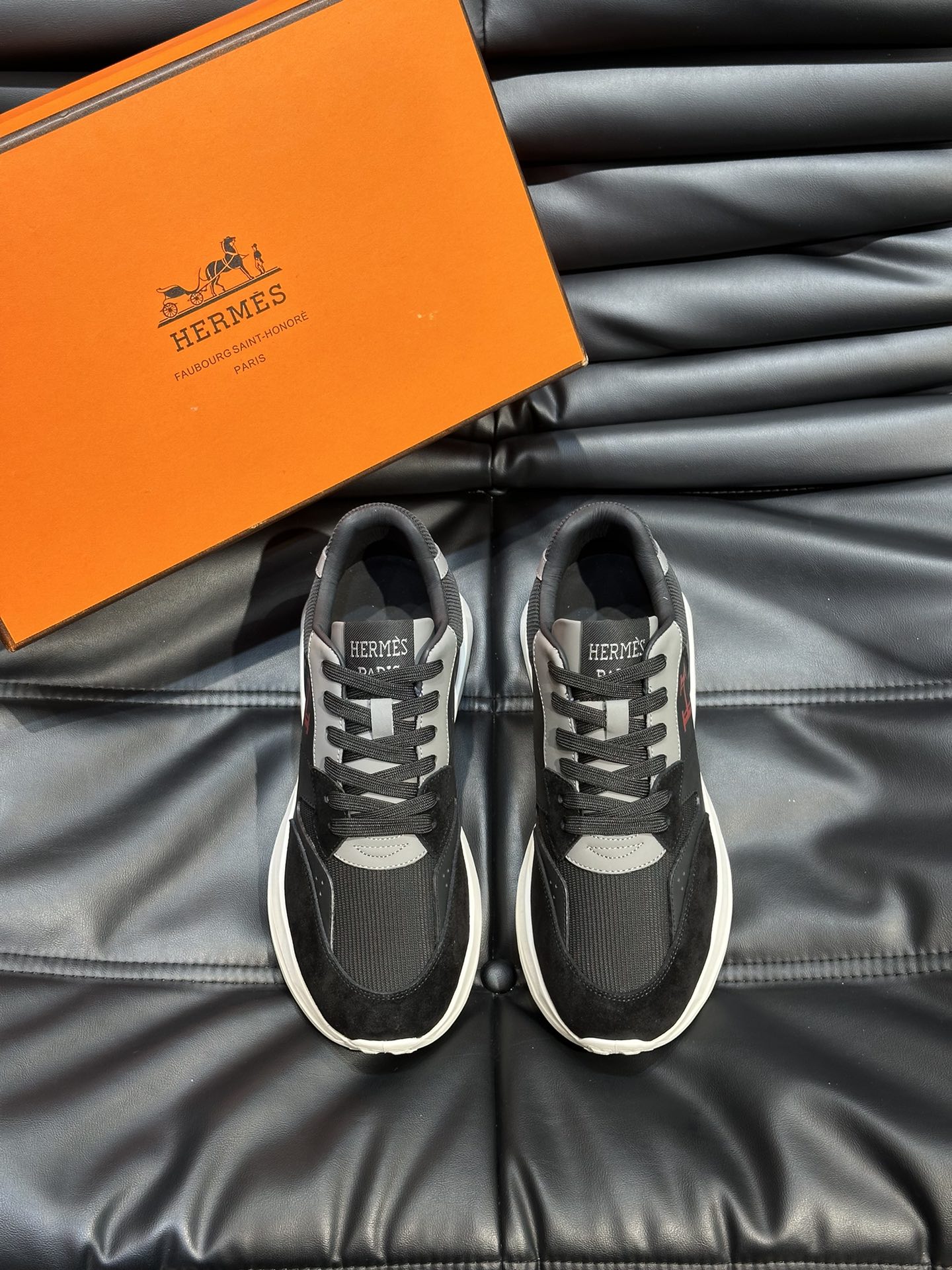 HERMES/爱马仕Hugo厚底运动鞋休闲男鞋这款运动鞋采用多种材质拼接设计对比色设计打造动感的现代造型