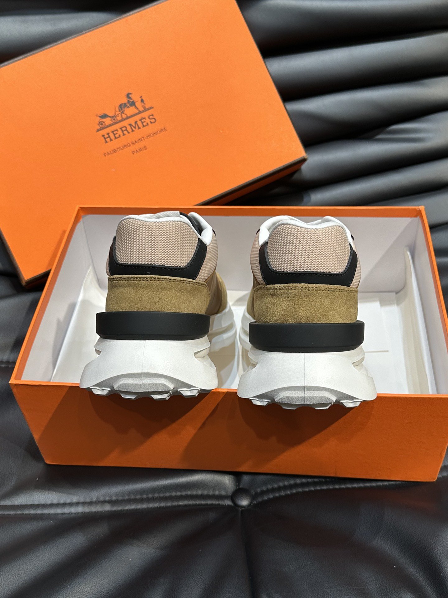 HERMES/爱马仕Hugo厚底运动鞋休闲男鞋这款运动鞋采用多种材质拼接设计对比色设计打造动感的现代造型