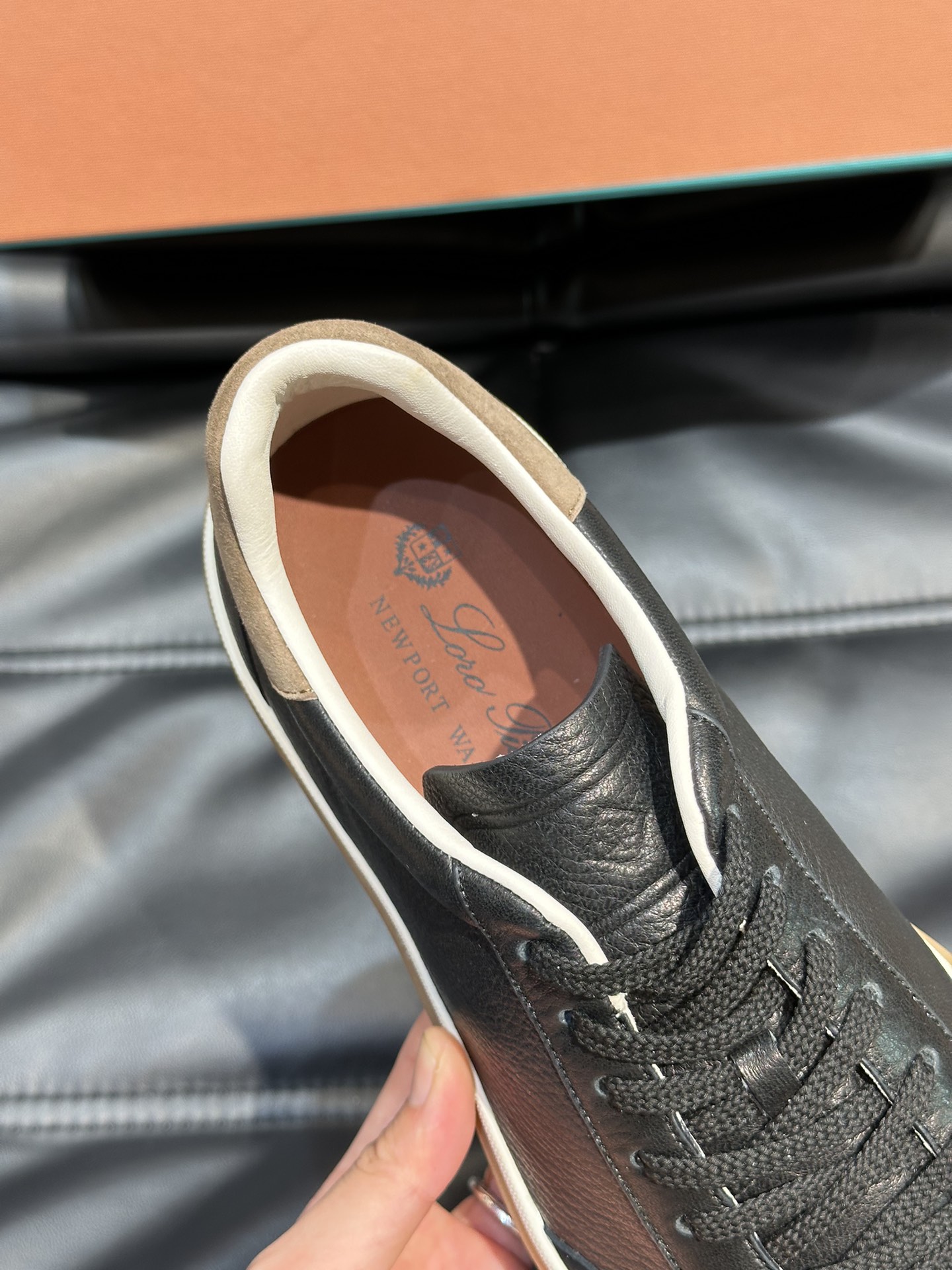 新款LP老钱风低帮休闲网球鞋LoroPiana高端系列推出了以柔软鹿皮制成的运动鞋款式天然材料的透气属性