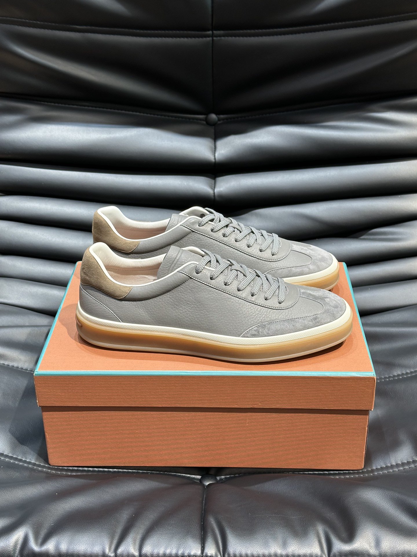 新款LP老钱风低帮休闲网球鞋LoroPiana高端系列推出了以柔软鹿皮制成的运动鞋款式天然材料的透气属性