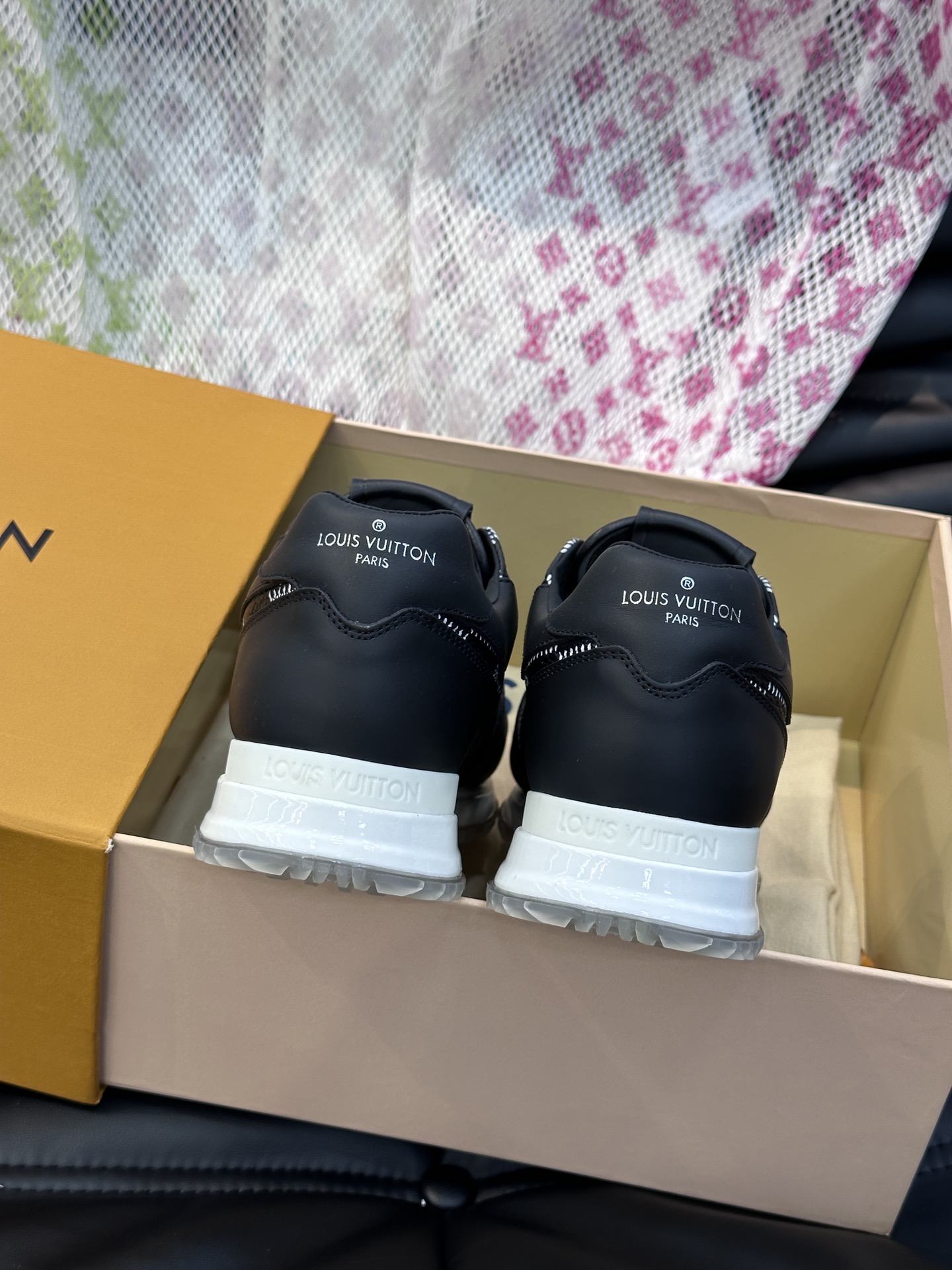 L.vRUNAWAY运动鞋本款RunAway运动鞋选用头层牛皮打造楔形橡胶外底延续跑鞋设计缀Monogr