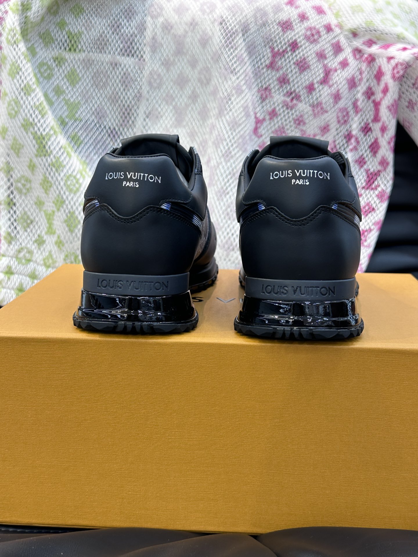 L.vRUNAWAY运动鞋本款RunAway运动鞋选用头层牛皮打造楔形橡胶外底延续跑鞋设计缀Monogr