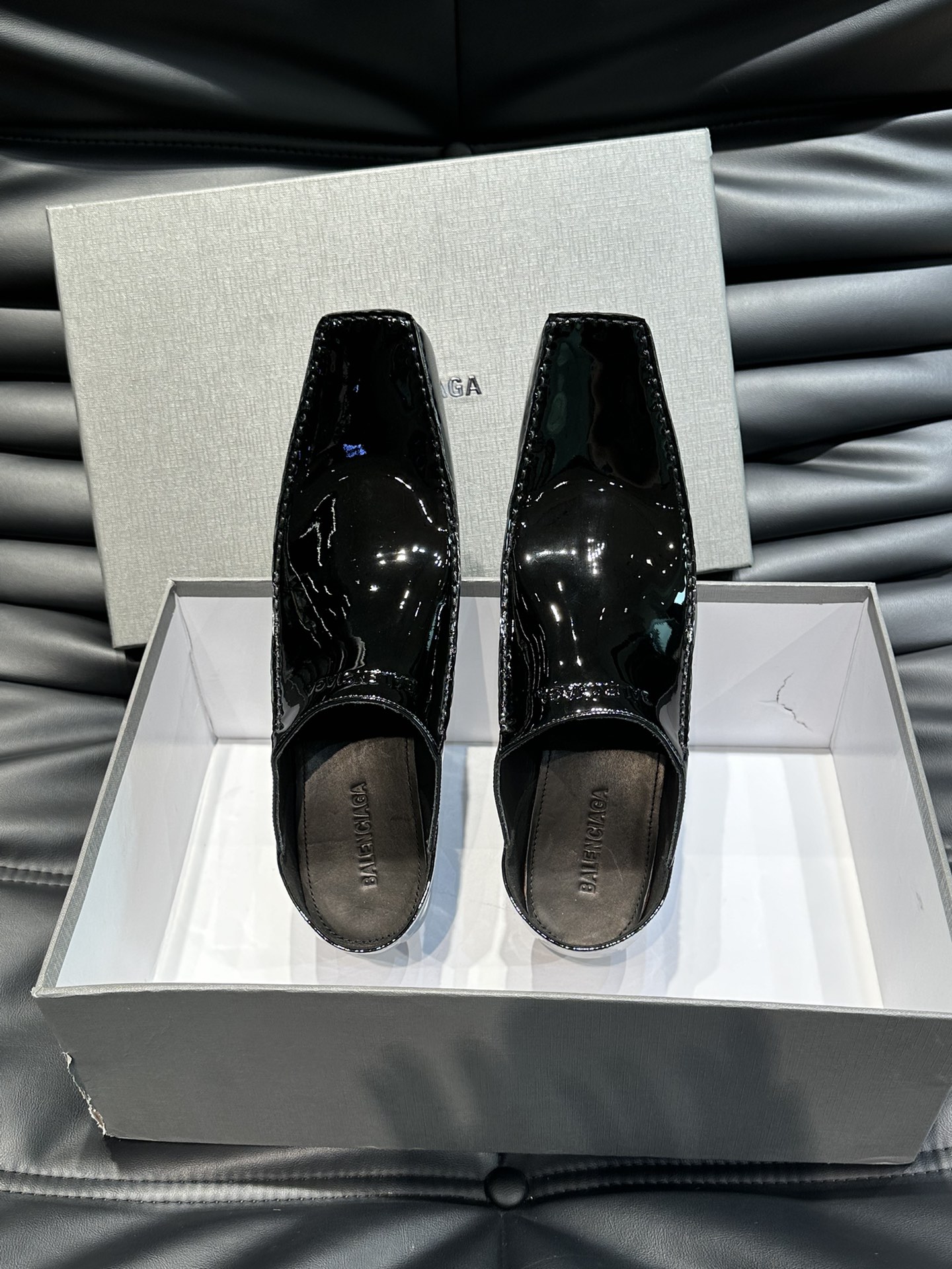 巴黎世家24SS走秀款穆勒情侣款皮鞋超乎正常皮鞋的长度设计真的太酷了非常凹造型的一款皮鞋穿起来非常显腿型