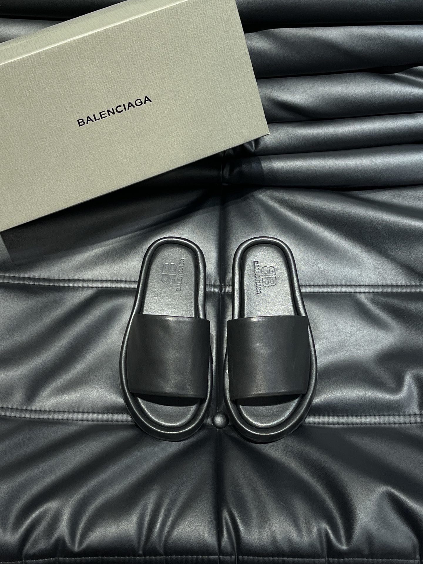 Balenciaga巴黎世家新款情侣厚底拖鞋一如既往的时尚顶级版本鞋面粒纹牛皮特别的柔软亲肤脚感特别舒服