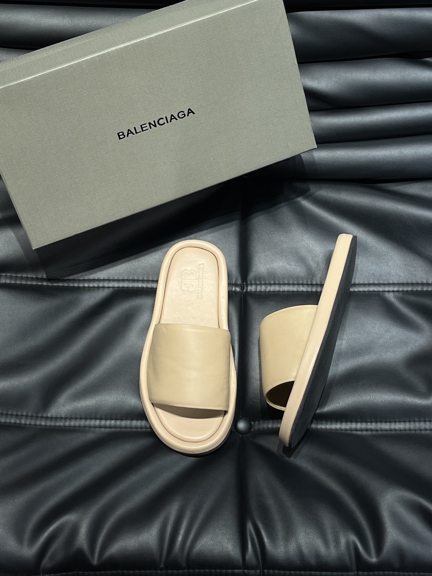 Balenciaga巴黎世家新款情侣厚底拖鞋一如既往的时尚顶级版本鞋面粒纹牛皮特别的柔软亲肤脚感特别舒服