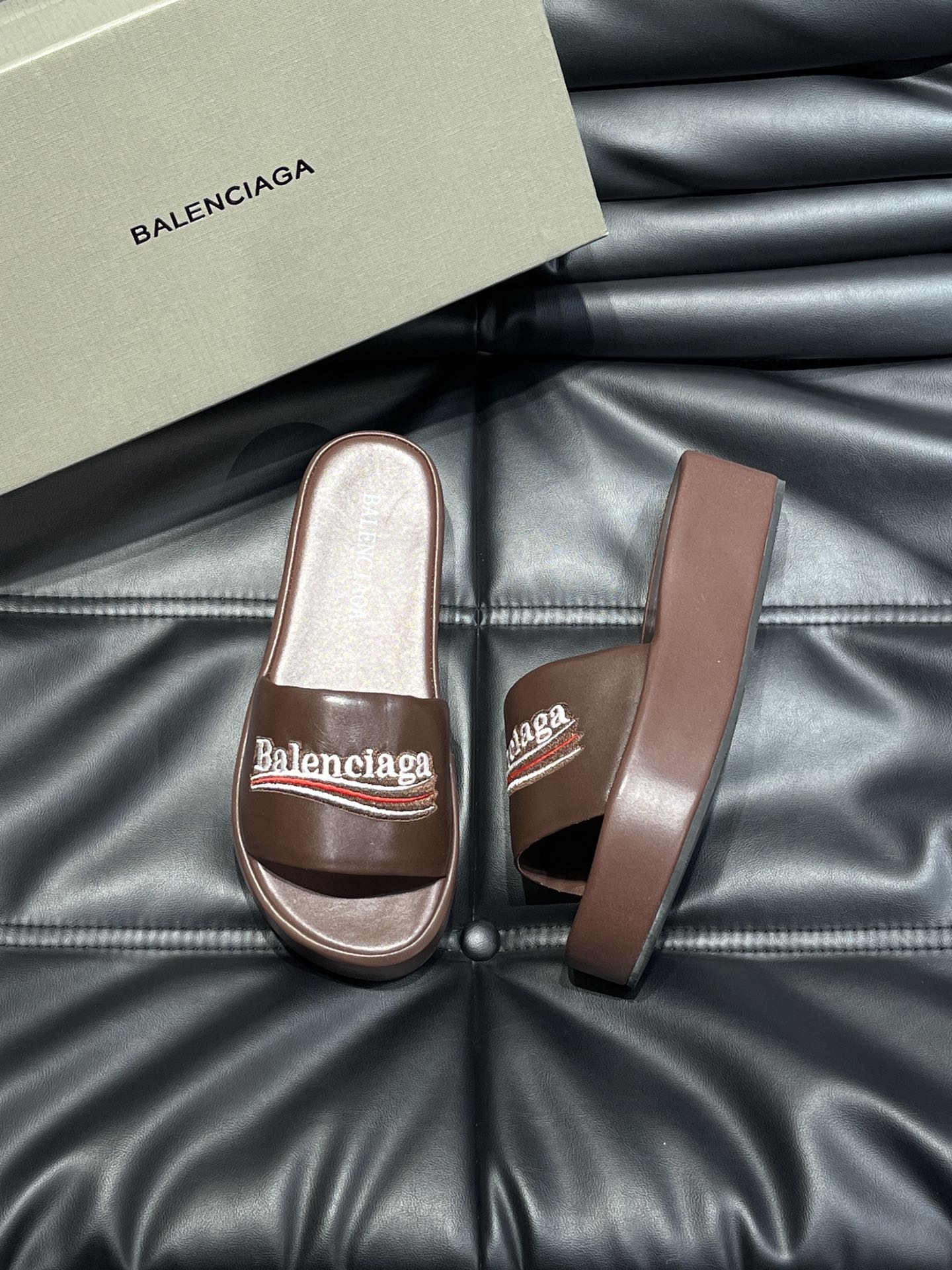 Balenciaga巴黎世家新款情侣厚底拖鞋可乐刺绣拖鞋一如既往的时尚顶级版本鞋面牛皮搭配乐乐刺绣特别的