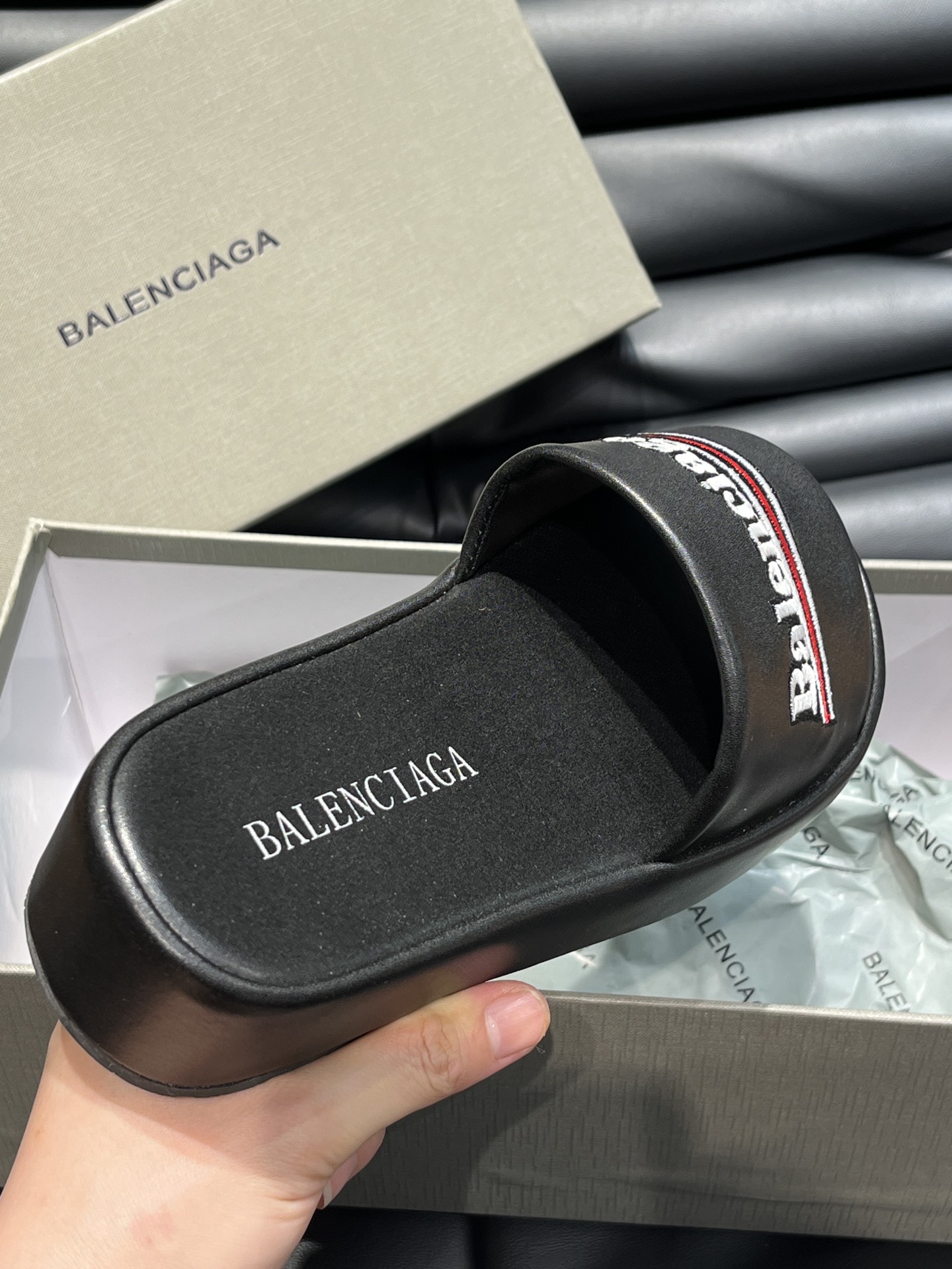 Balenciaga巴黎世家新款情侣厚底拖鞋可乐刺绣拖鞋一如既往的时尚顶级版本鞋面牛皮搭配乐乐刺绣特别的