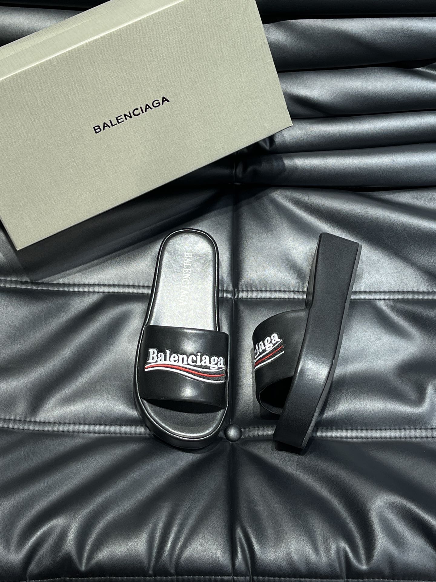 Balenciaga巴黎世家新款情侣厚底拖鞋可乐刺绣拖鞋一如既往的时尚顶级版本鞋面牛皮搭配乐乐刺绣特别的