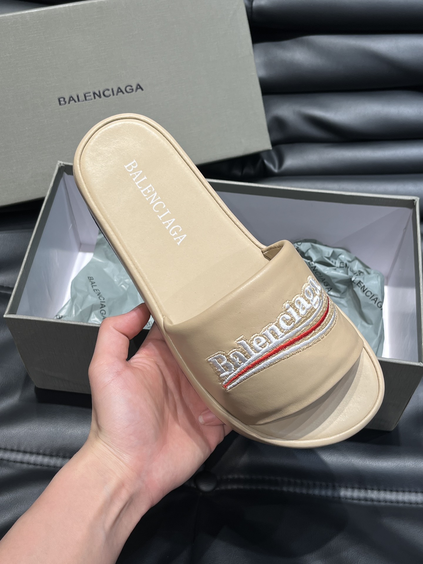 Balenciaga巴黎世家新款情侣厚底拖鞋可乐刺绣拖鞋一如既往的时尚顶级版本鞋面牛皮搭配乐乐刺绣特别的