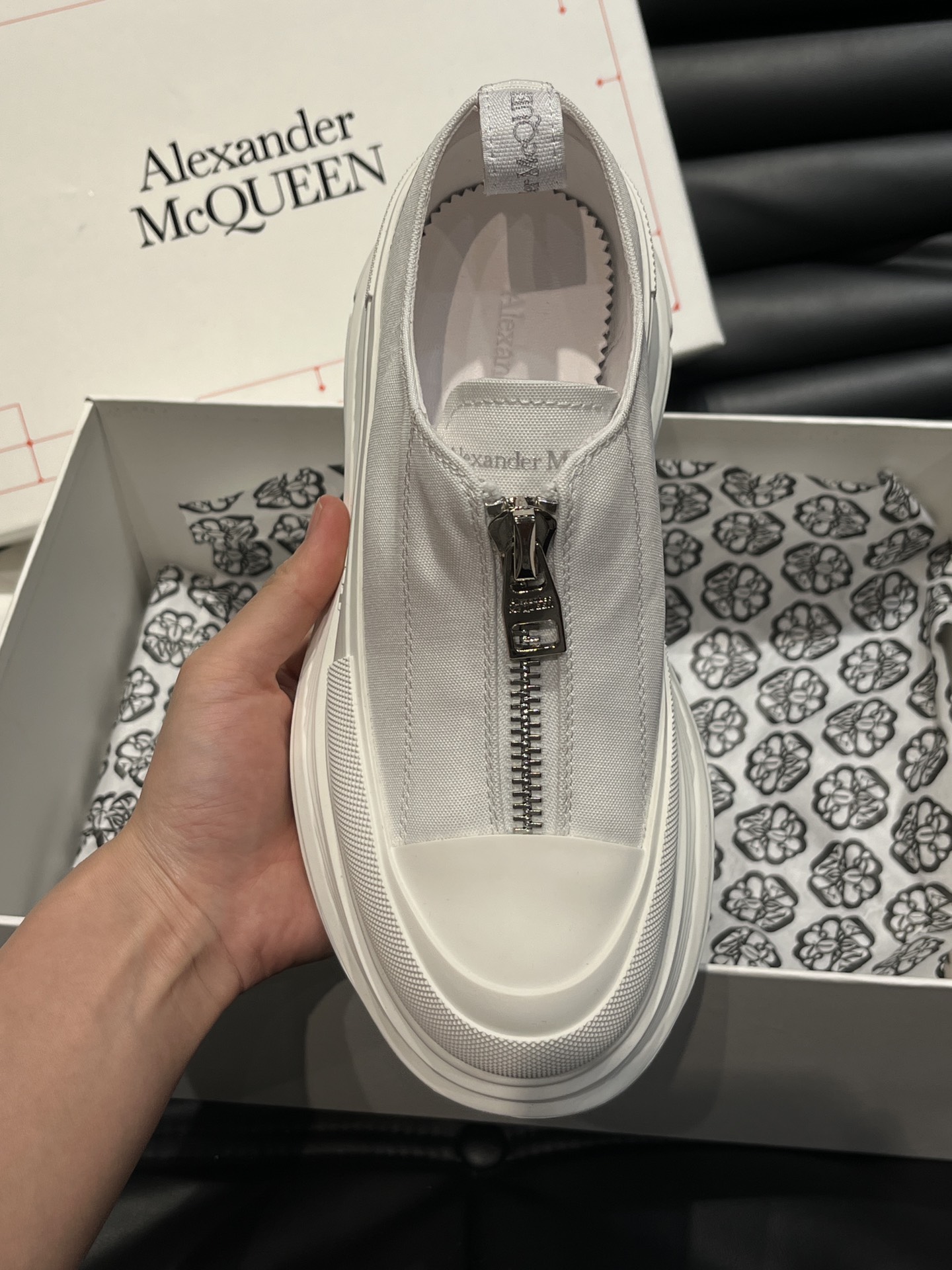 AlexanderMcQUEEN/亚历山大麦昆情侣款厚底鞋采用进口帆布制成鞋面外露式机车风格拉链开合纹理