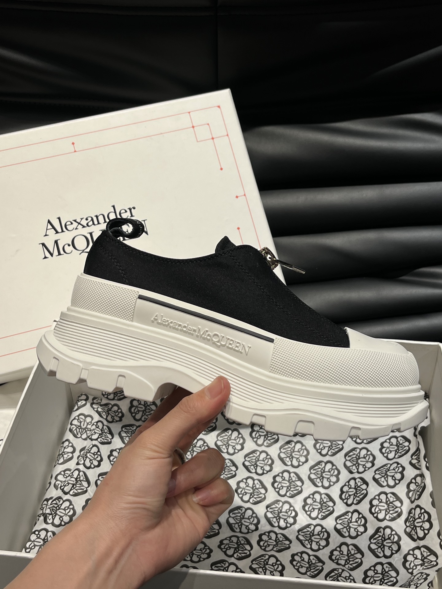 AlexanderMcQUEEN/亚历山大麦昆情侣款厚底鞋采用进口帆布制成鞋面外露式机车风格拉链开合纹理