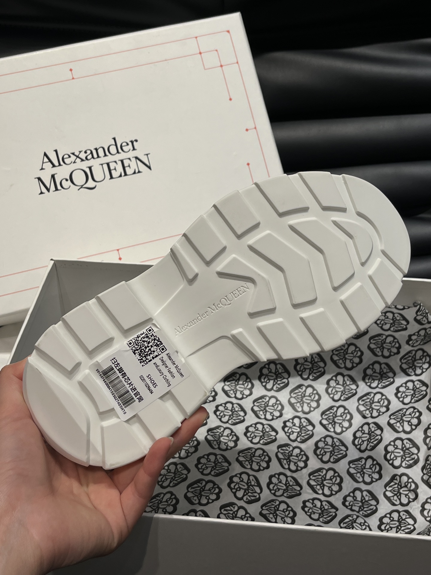 AlexanderMcQUEEN/亚历山大麦昆情侣款厚底鞋采用进口帆布制成鞋面外露式机车风格拉链开合纹理