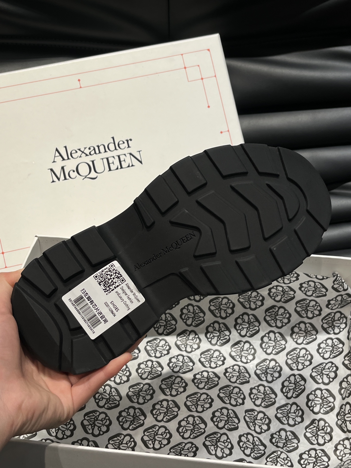 AlexanderMcQUEEN/亚历山大麦昆情侣款厚底鞋采用进口帆布制成鞋面外露式机车风格拉链开合纹理