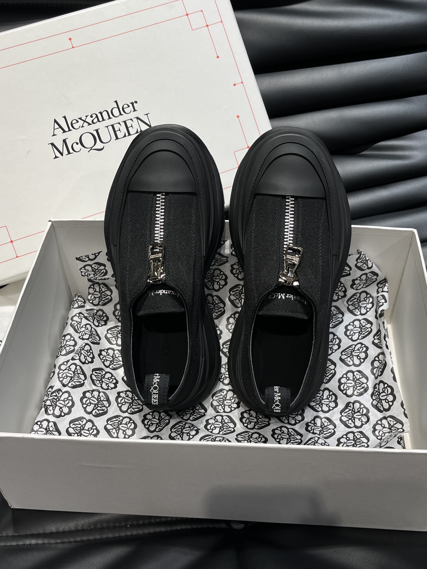 AlexanderMcQUEEN/亚历山大麦昆情侣款厚底鞋采用进口帆布制成鞋面外露式机车风格拉链开合纹理