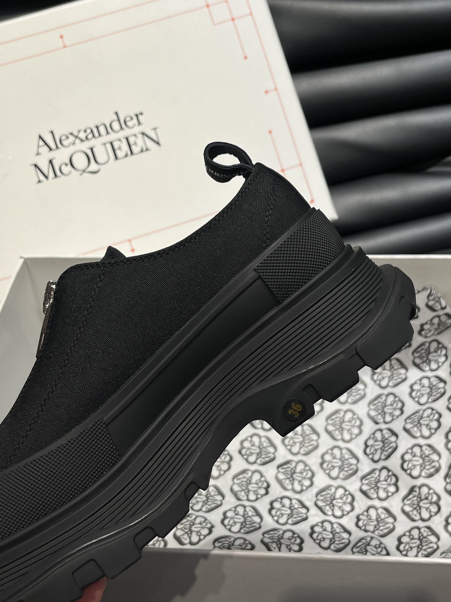 AlexanderMcQUEEN/亚历山大麦昆情侣款厚底鞋采用进口帆布制成鞋面外露式机车风格拉链开合纹理