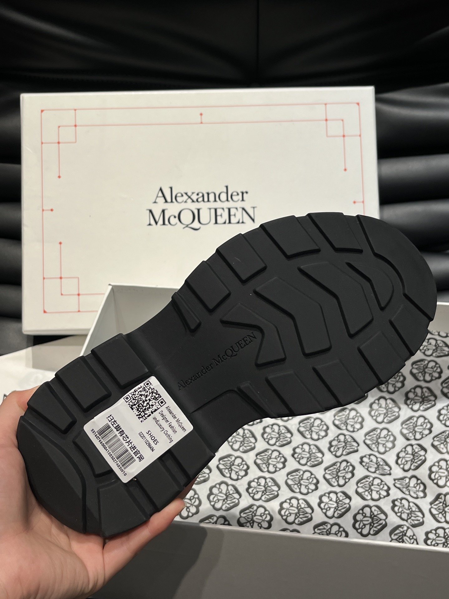 AlexanderMcQUEEN/亚历山大麦昆情侣款厚底鞋采用进口牛皮制成鞋面外露式机车风格拉链开合纹理