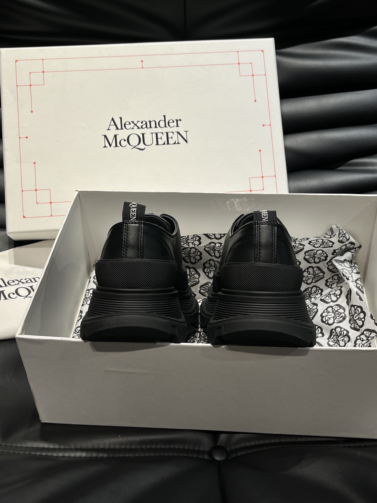 AlexanderMcQUEEN/亚历山大麦昆情侣款厚底鞋采用进口牛皮制成鞋面外露式机车风格拉链开合纹理