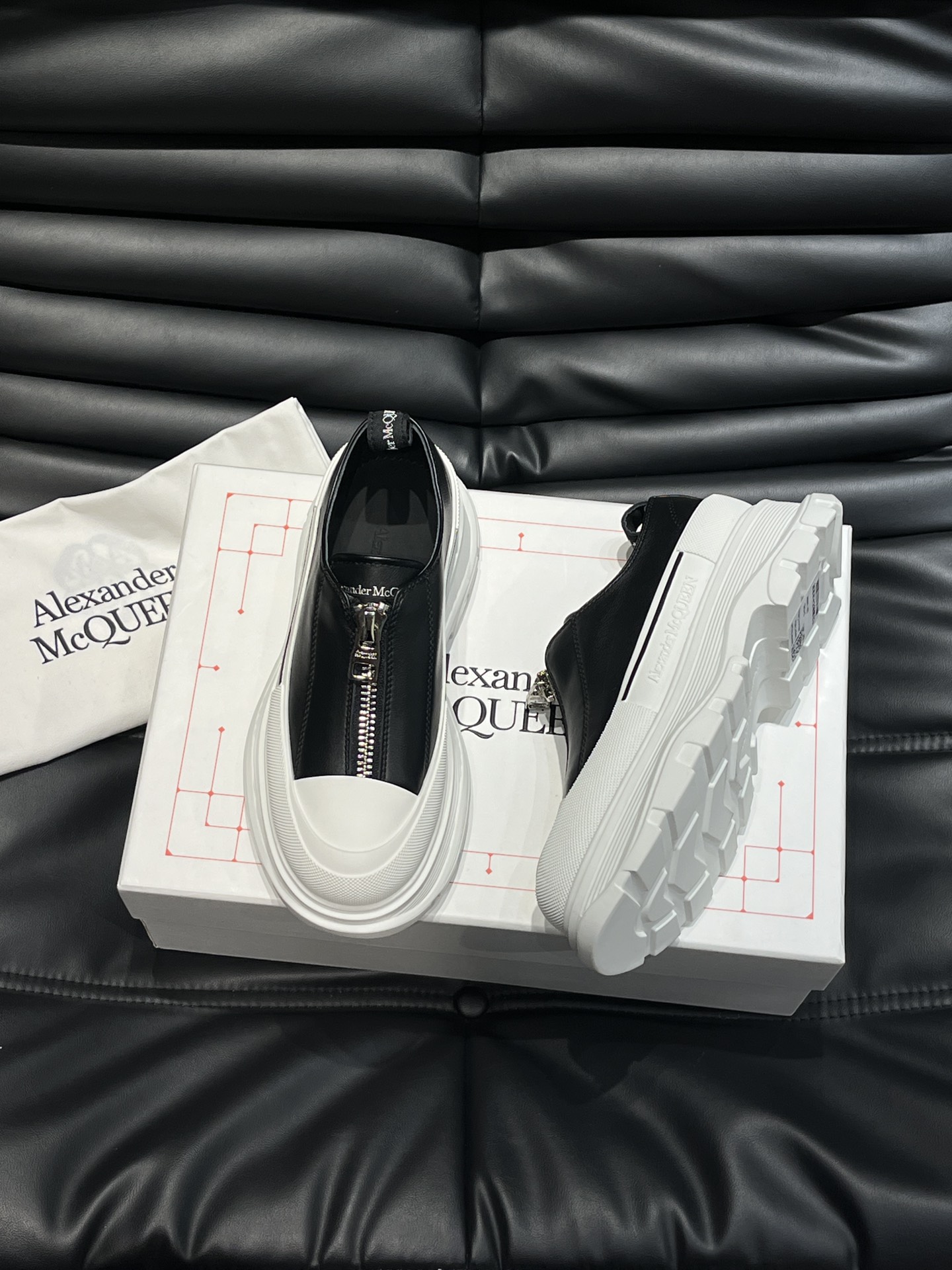 AlexanderMcQUEEN/亚历山大麦昆情侣款厚底鞋采用进口牛皮制成鞋面外露式机车风格拉链开合纹理