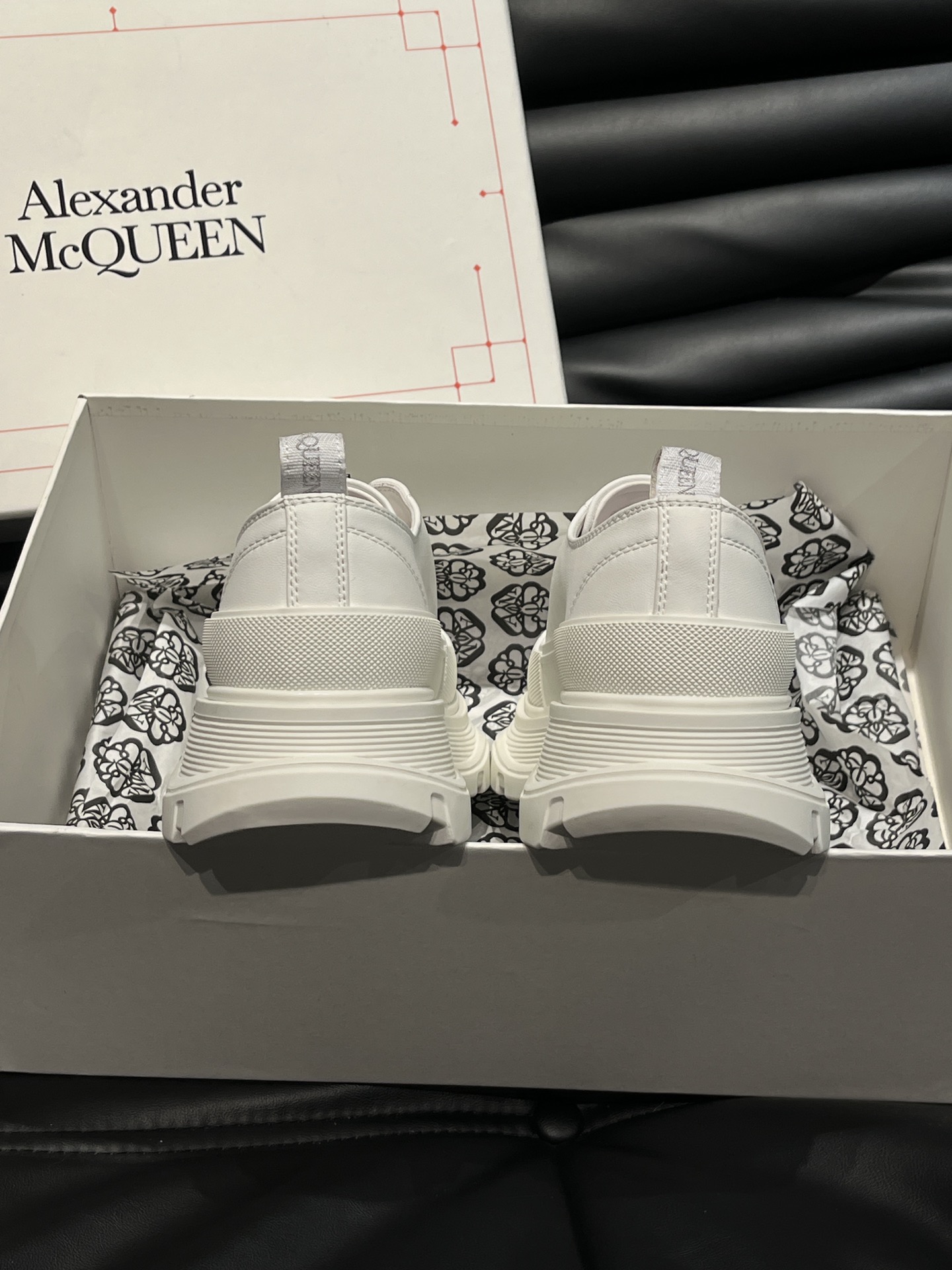 AlexanderMcQUEEN/亚历山大麦昆情侣款厚底鞋采用进口牛皮制成鞋面外露式机车风格拉链开合纹理