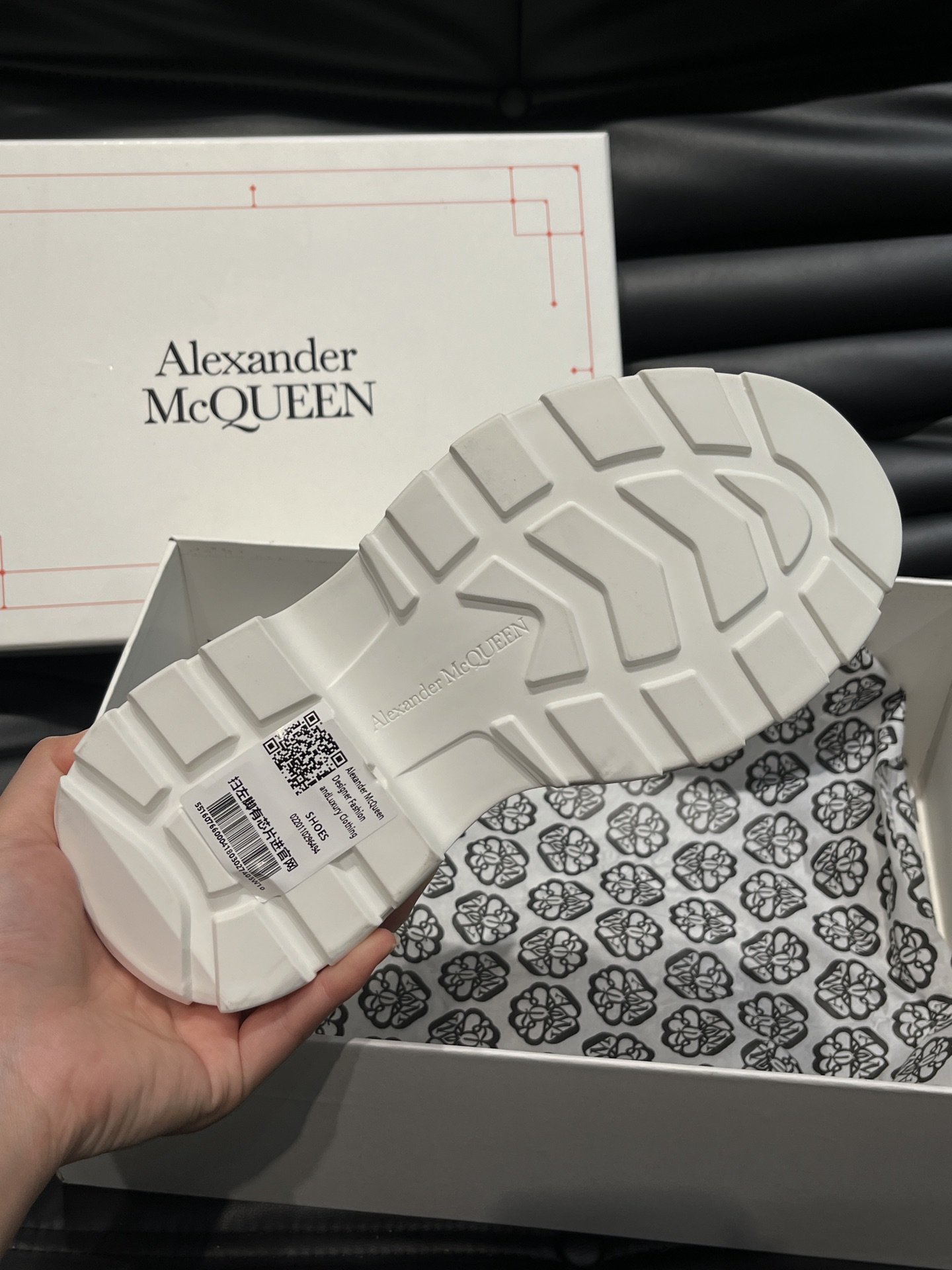 AlexanderMcQUEEN/亚历山大麦昆情侣款厚底鞋采用进口牛皮制成鞋面外露式机车风格拉链开合纹理