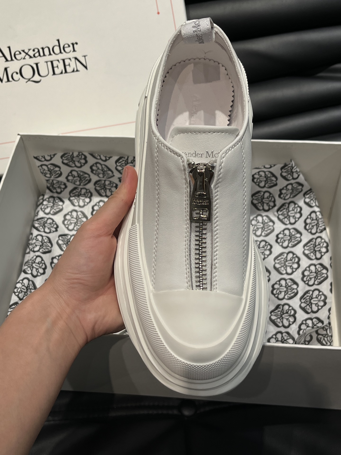 AlexanderMcQUEEN/亚历山大麦昆情侣款厚底鞋采用进口牛皮制成鞋面外露式机车风格拉链开合纹理