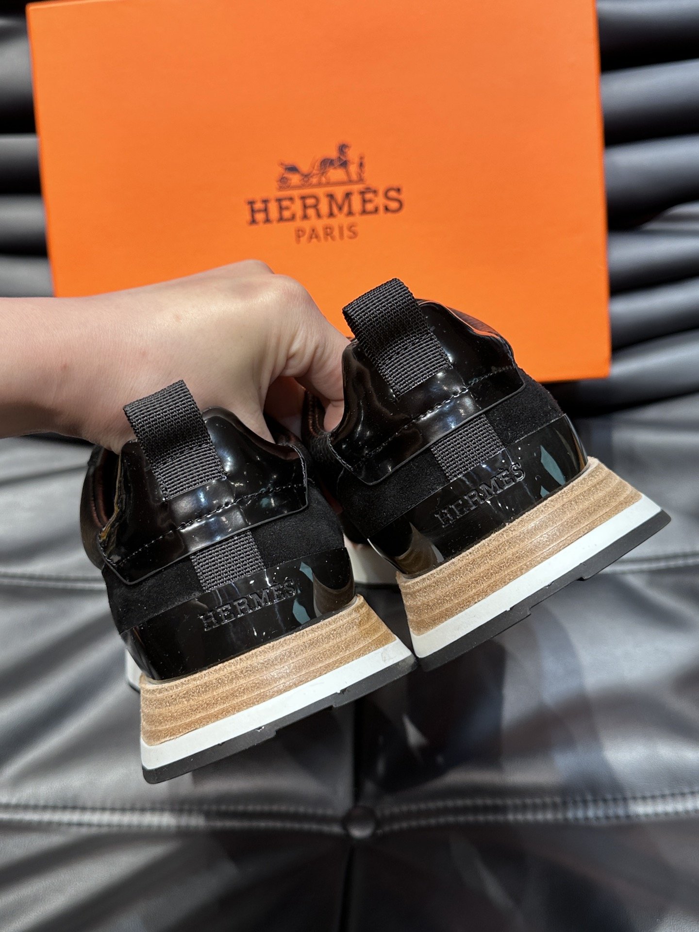 HERMES/爱马仕Hugo运动鞋休闲男鞋这款运动鞋采用小牛皮鞋面对比色设计打造动感的现代造型鞋头前端自