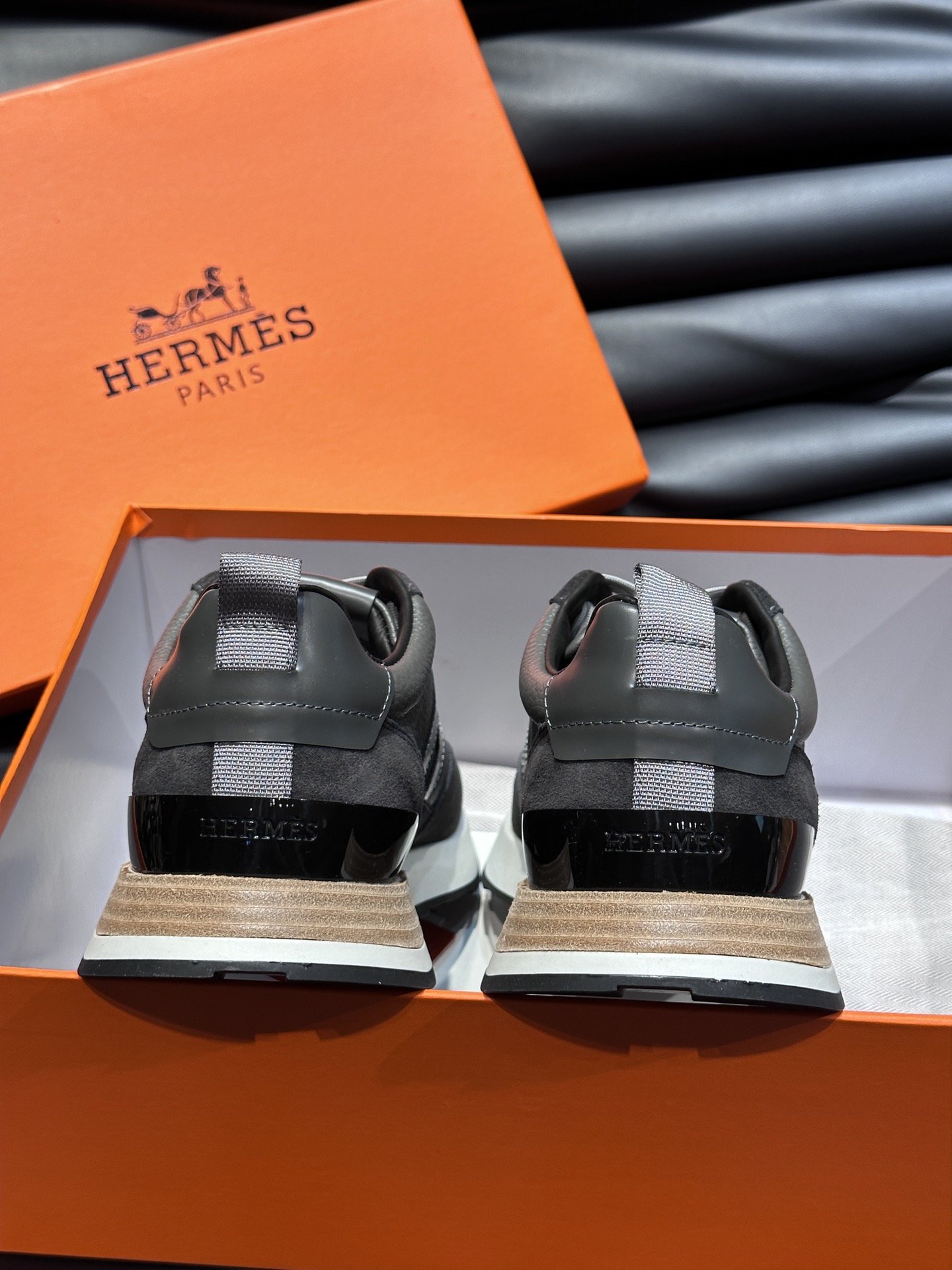 HERMES/爱马仕Hugo运动鞋休闲男鞋这款运动鞋采用小牛皮鞋面对比色设计打造动感的现代造型鞋头前端自