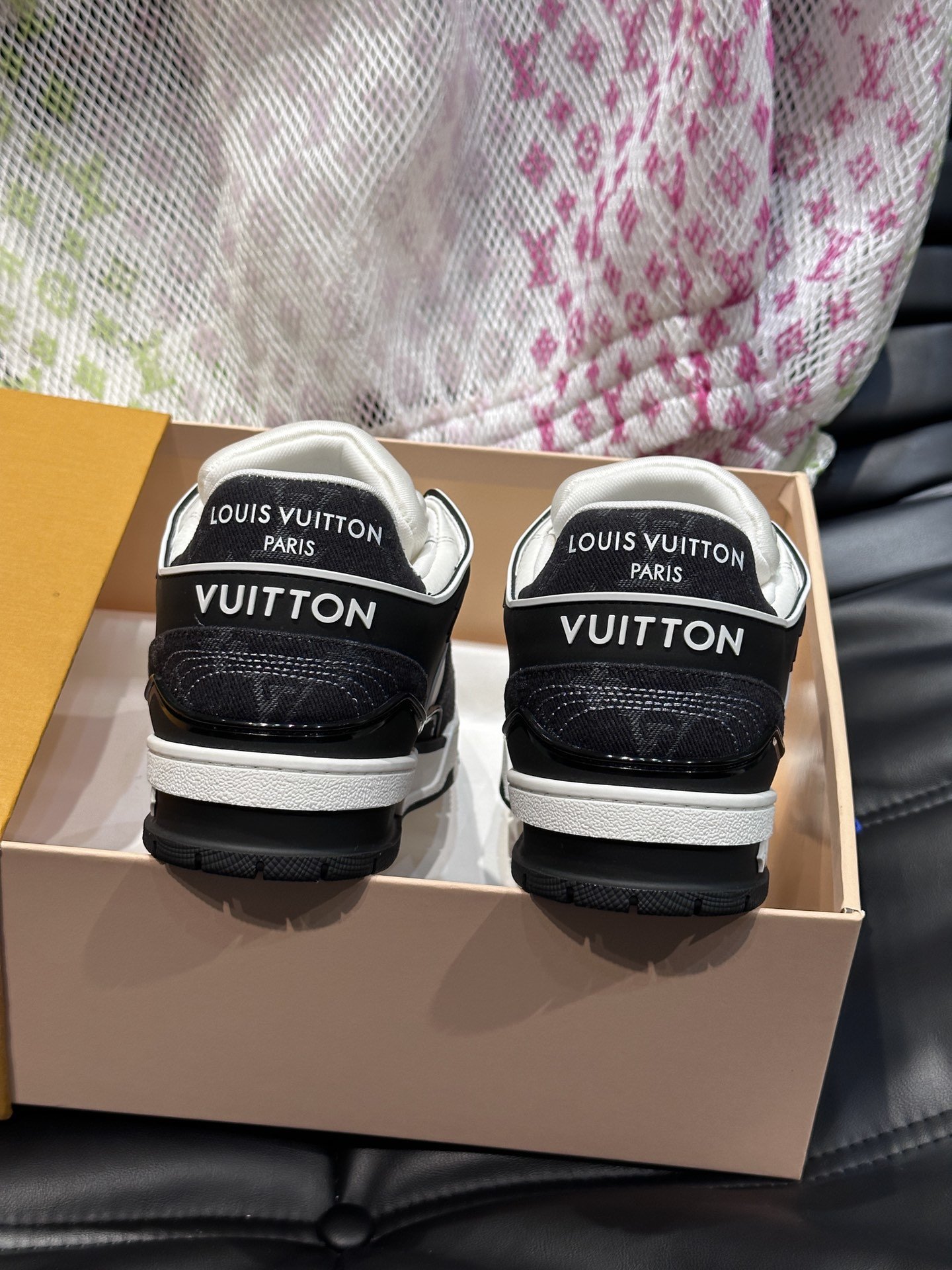 L.vTRAINER运动鞋此款运动鞋呈现出源自经典模型的创新高端牛货！鞋面工艺复杂进口牛皮材质私模TPU