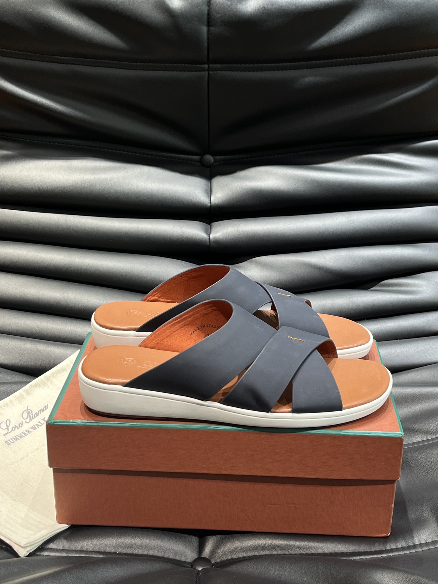 BrunelloCucinelliBC新款男士牛皮交叉凉鞋拖鞋高端精品气质优雅并存采用进口小牛皮前带柔软