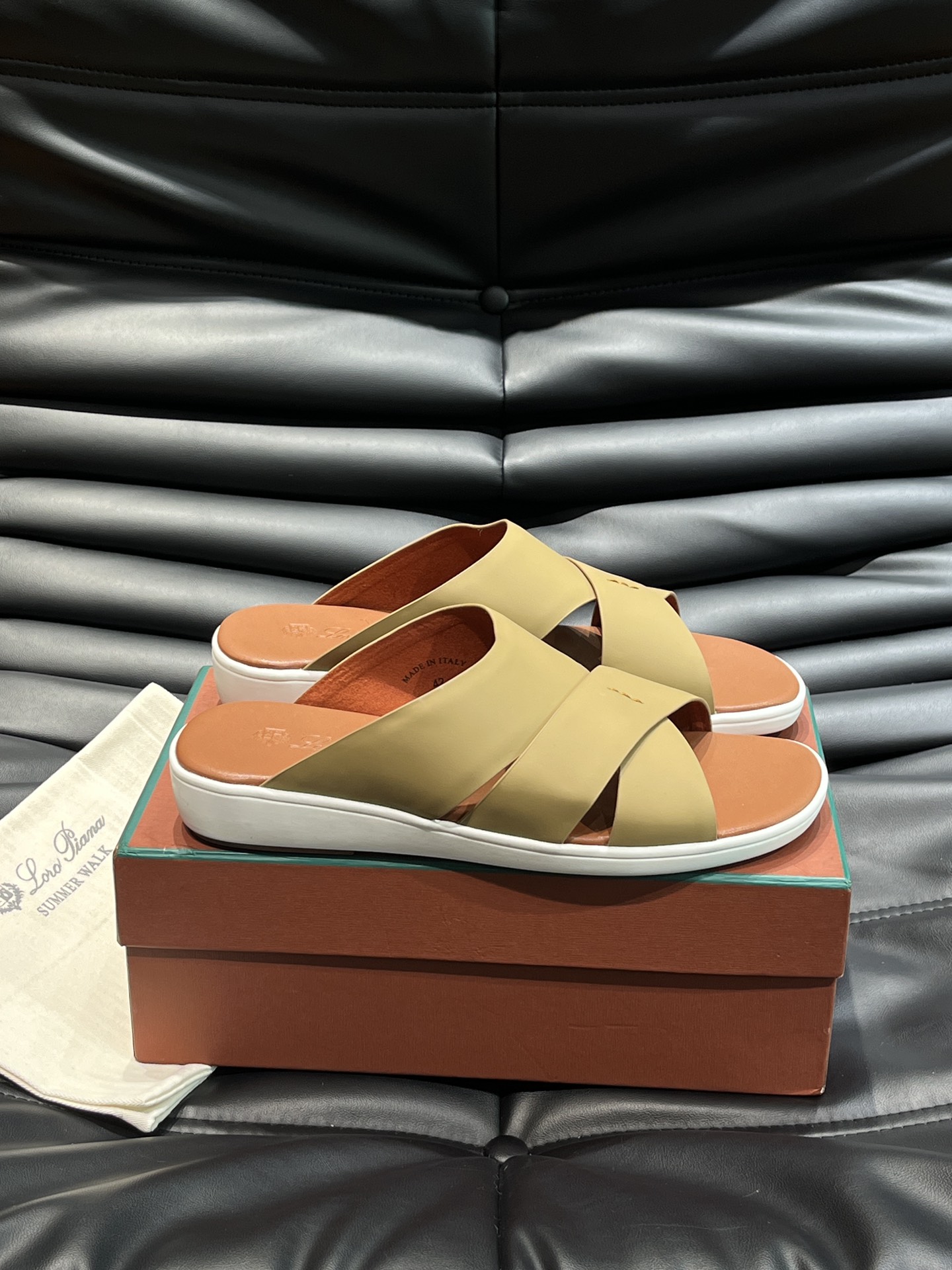 BrunelloCucinelliBC新款男士牛皮交叉凉鞋拖鞋高端精品气质优雅并存采用进口小牛皮前带柔软