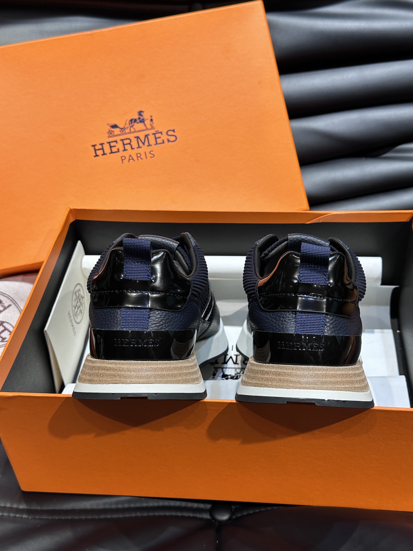 HERMES/爱马仕Hugo运动鞋休闲男鞋这款运动鞋采用小牛皮拼帆布鞋面对比色设计打造动感的现代造型鞋头