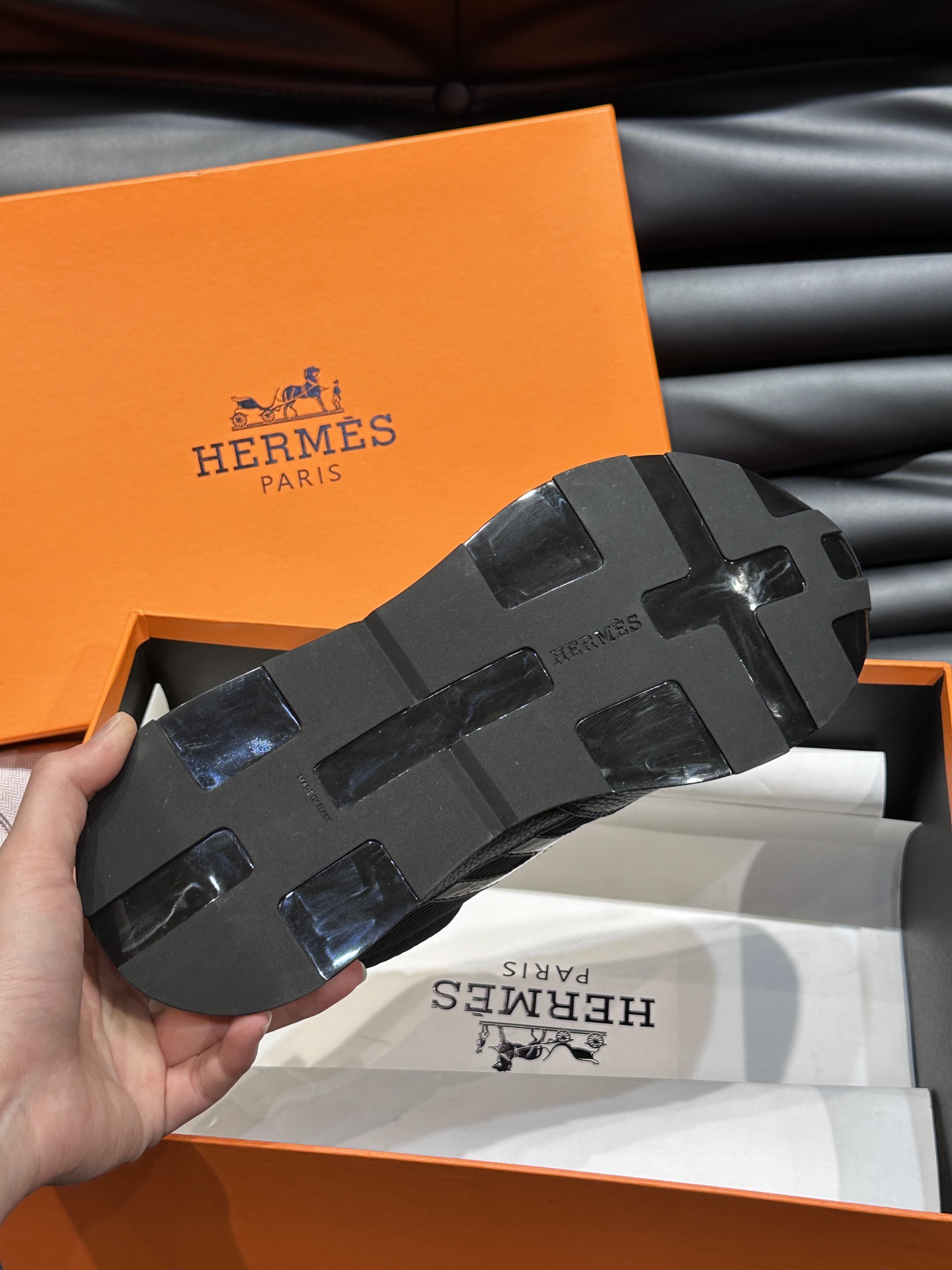 HERMES/爱马仕Hugo运动鞋休闲男鞋这款运动鞋采用小牛皮拼帆布鞋面对比色设计打造动感的现代造型鞋头