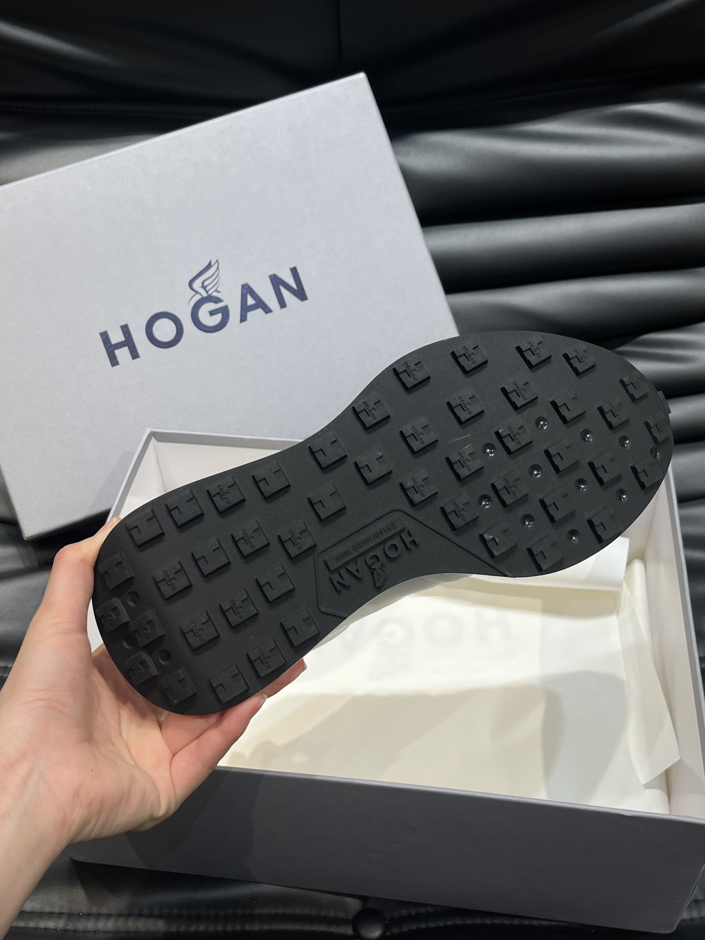 Hogan男款全新H601家族系列低帮运动鞋！此款男鞋延续了261系列经典设计增添外腰侧边全皮H字母打造