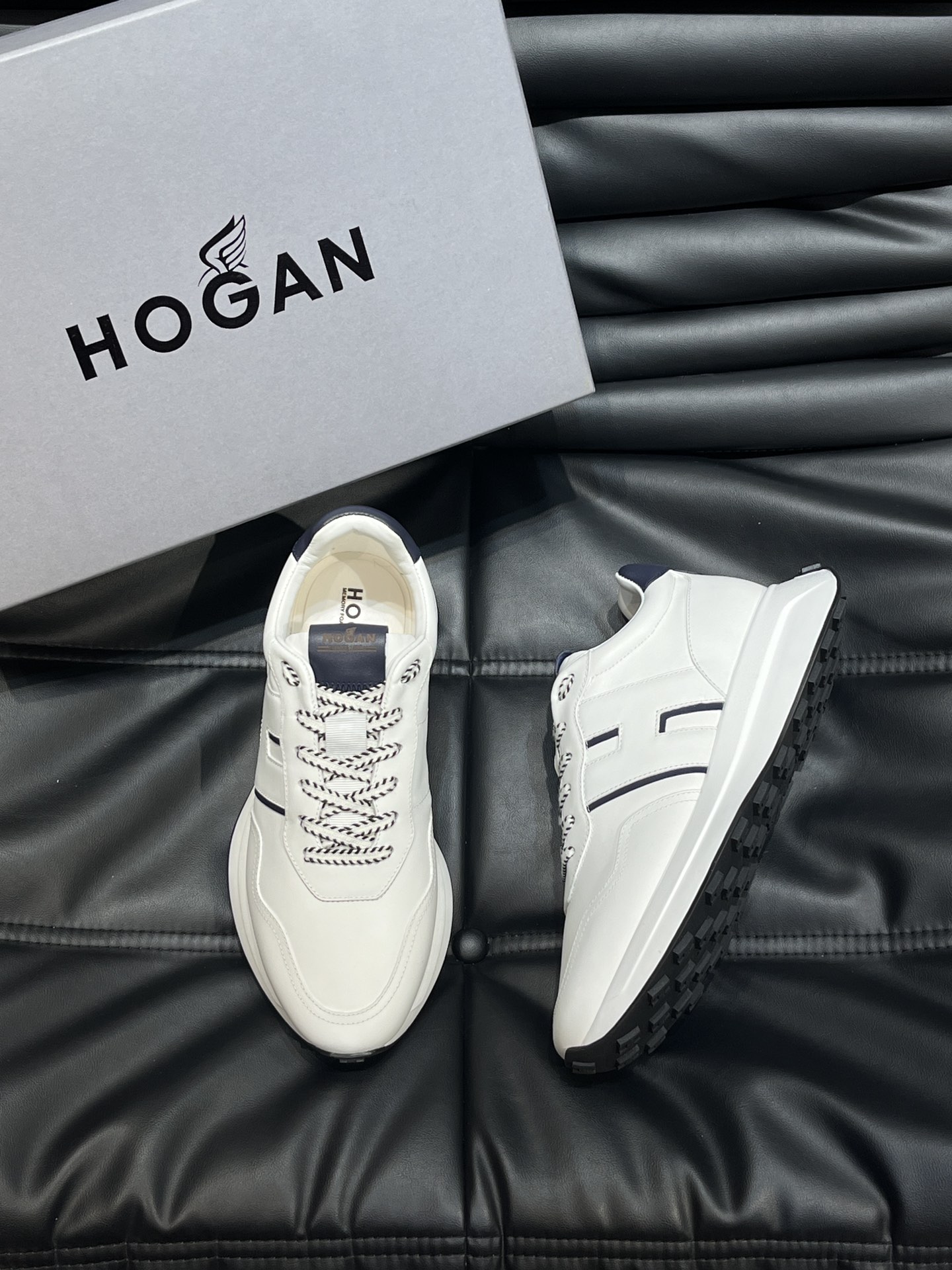 Hogan男款全新H601家族系列低帮运动鞋！此款男鞋延续了261系列经典设计增添外腰侧边全皮H字母打造