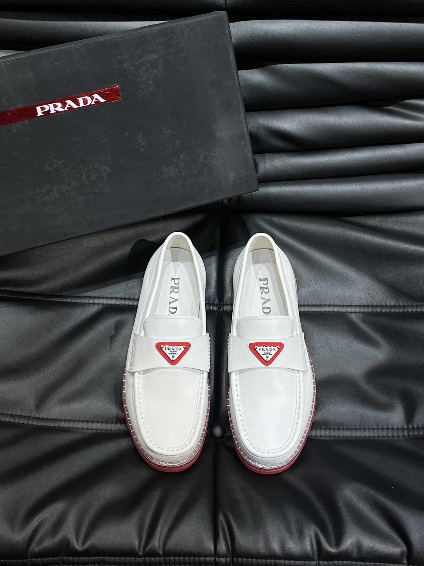 PRADA/普拉达新款透明橡胶底皮革乐福鞋这款皮革乐福鞋采用进口柔软小牛皮和亮面开边珠鞋面鞋头精致手工缝