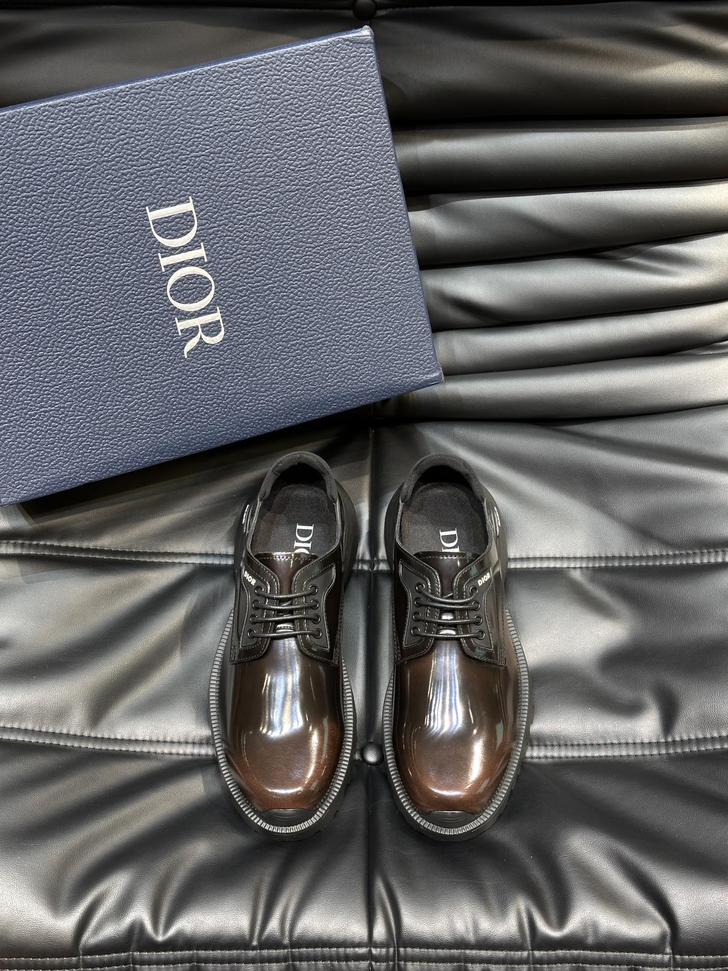 ️️DiorCombat德比鞋是二零二四春季男装系列新品呈现时尚设计与运动元素相结合的混搭风格采用进口开