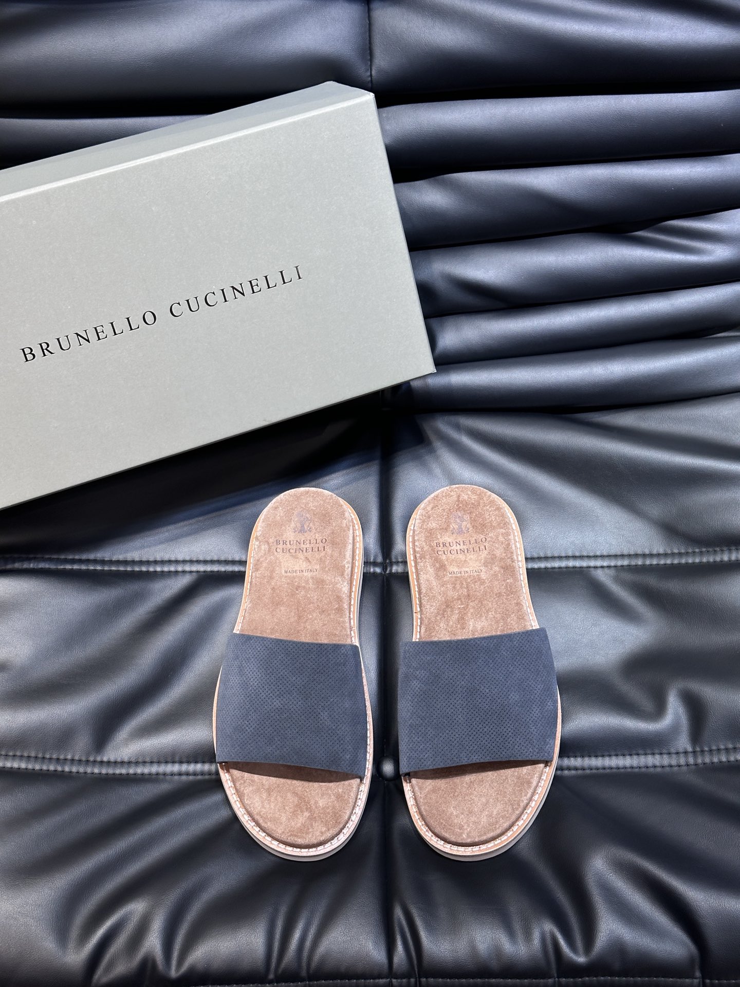 BrunelloCucinelliBC新款男士绒面皮革搭扣凉鞋采用绒面牛皮革前带柔软亲肤让您轻松调节出舒