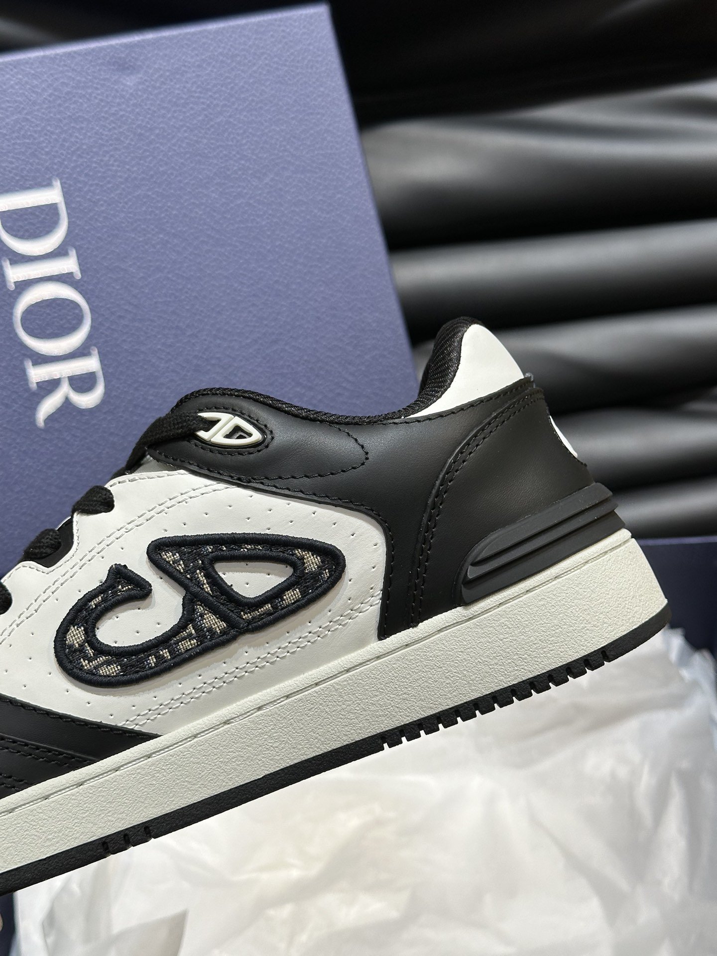 DIOB57情侣款低帮运动鞋出货这款B57低帮运动鞋是二零二四春季系列新品重新诠释篮球鞋设计成为Dior