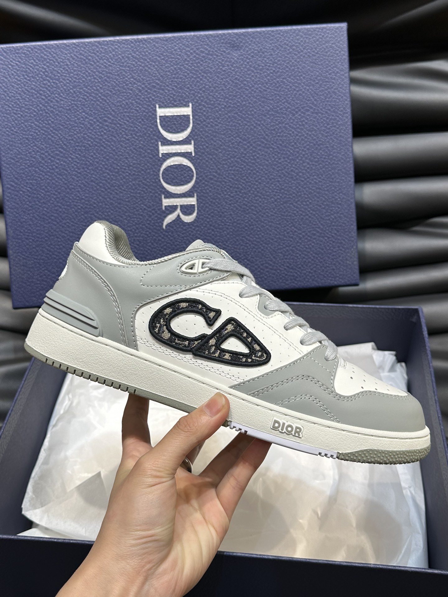 DIOB57情侣款低帮运动鞋出货这款B57低帮运动鞋是二零二四春季系列新品重新诠释篮球鞋设计成为Dior