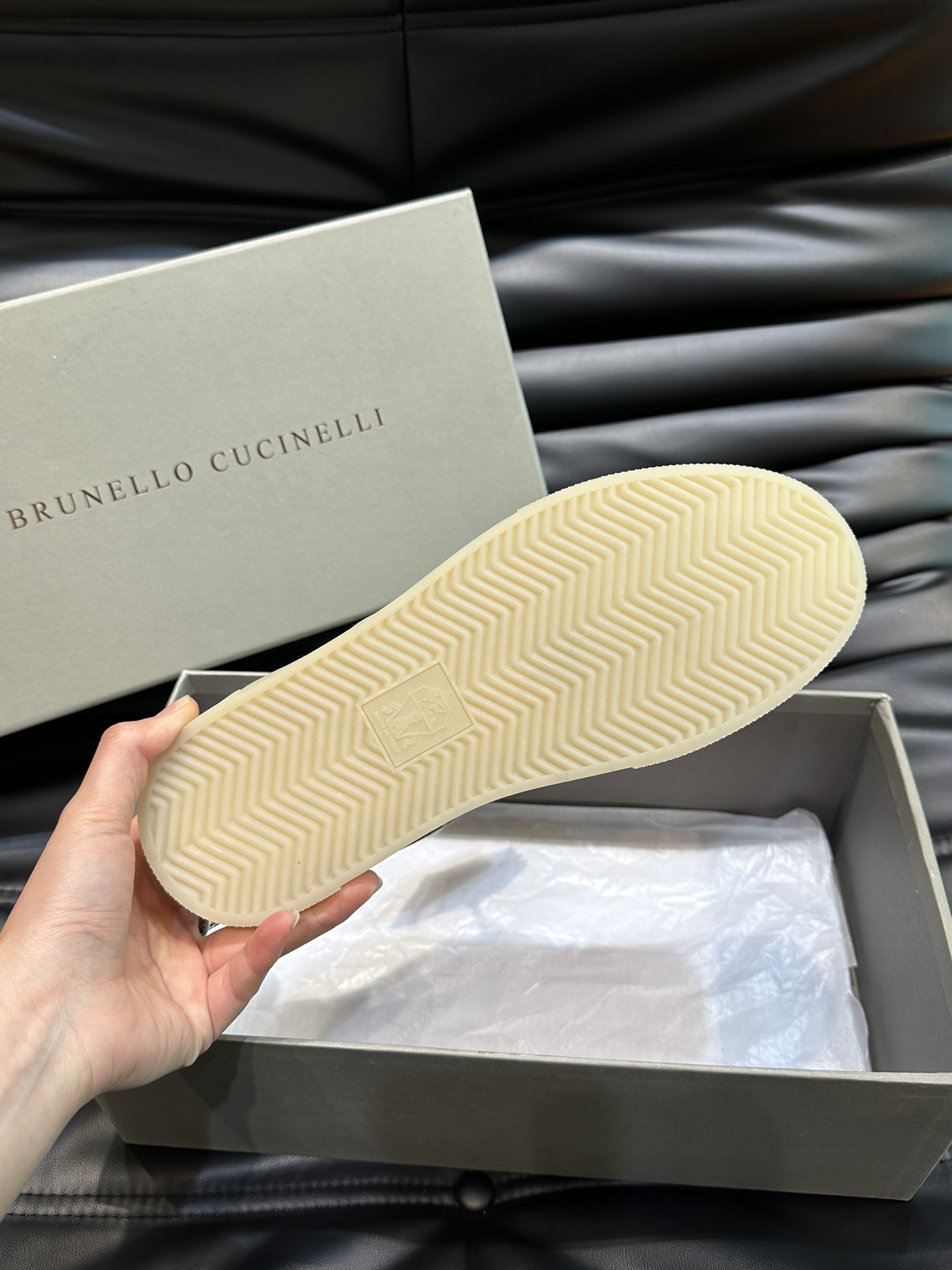 BRUNELLOCUCINELLI/BC新款男士棉质马裤呢胶底鞋休闲鞋这款本季精美色彩的马裤呢胶底鞋以柔