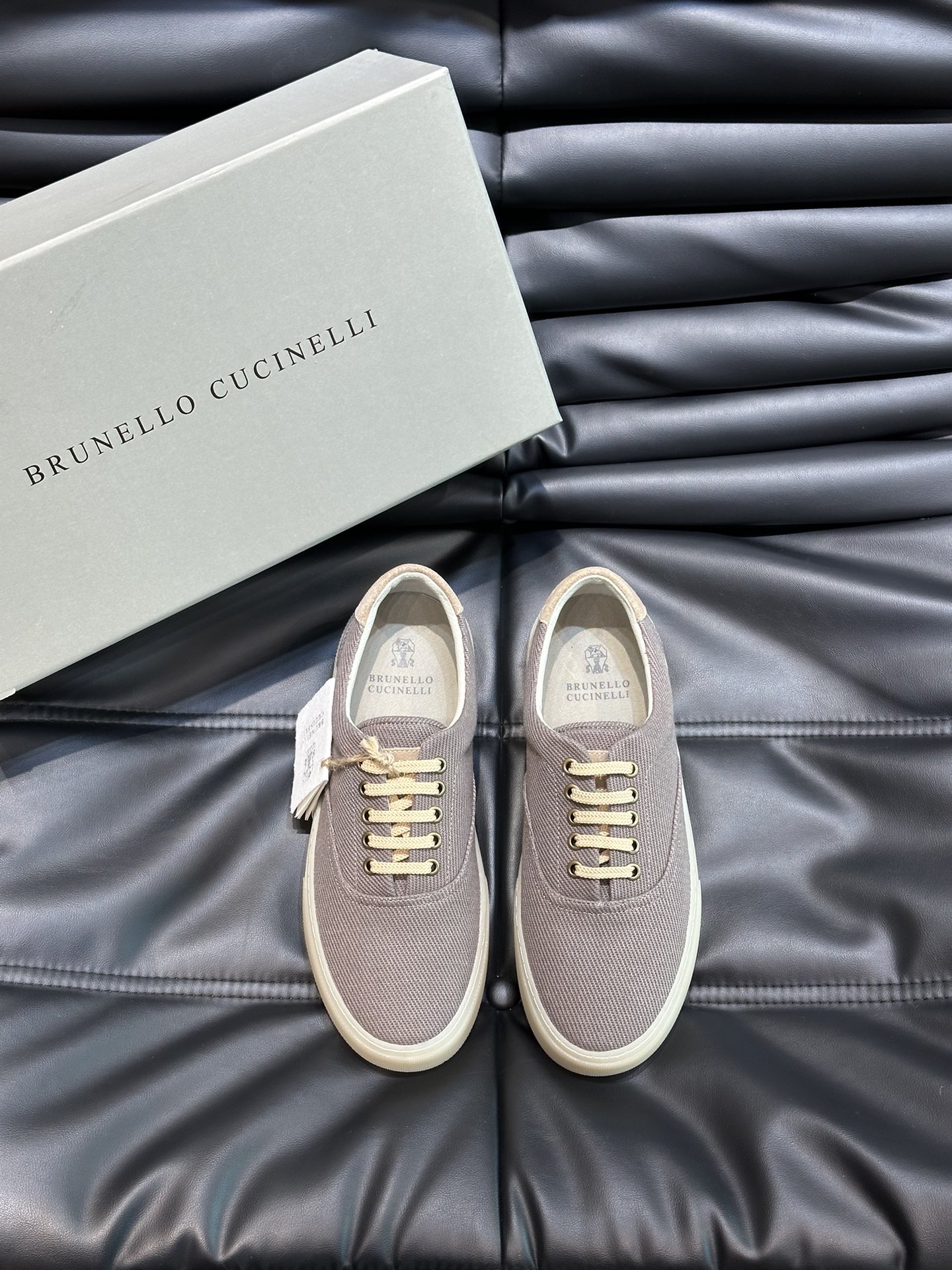 BRUNELLOCUCINELLI/BC新款男士棉质马裤呢胶底鞋休闲鞋这款本季精美色彩的马裤呢胶底鞋以柔