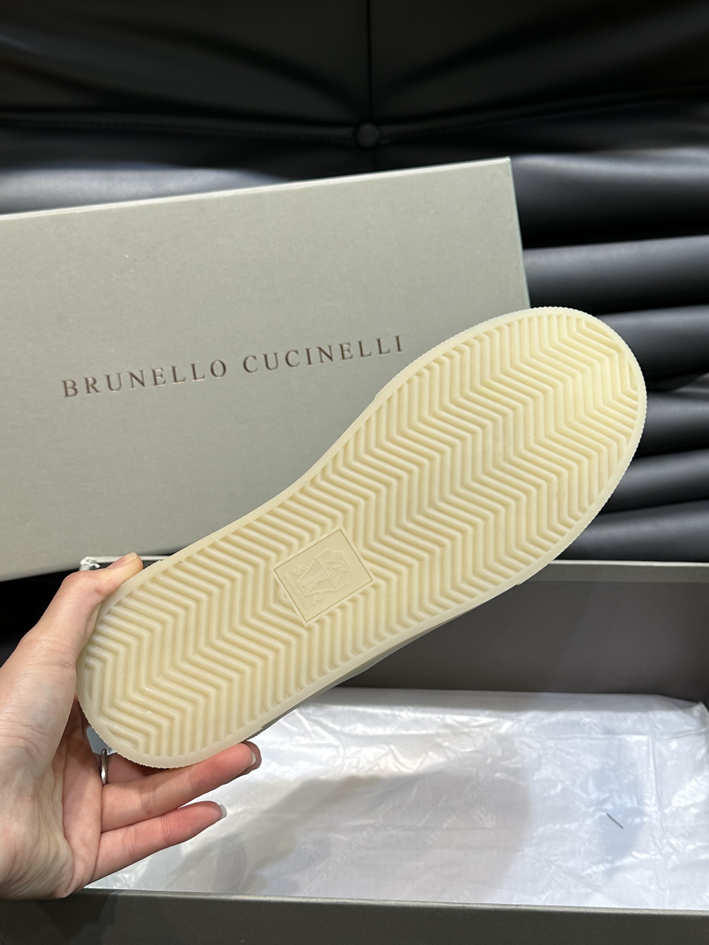 BRUNELLOCUCINELLI/BC新款男士棉质马裤呢胶底鞋休闲鞋这款本季精美色彩的马裤呢胶底鞋以柔